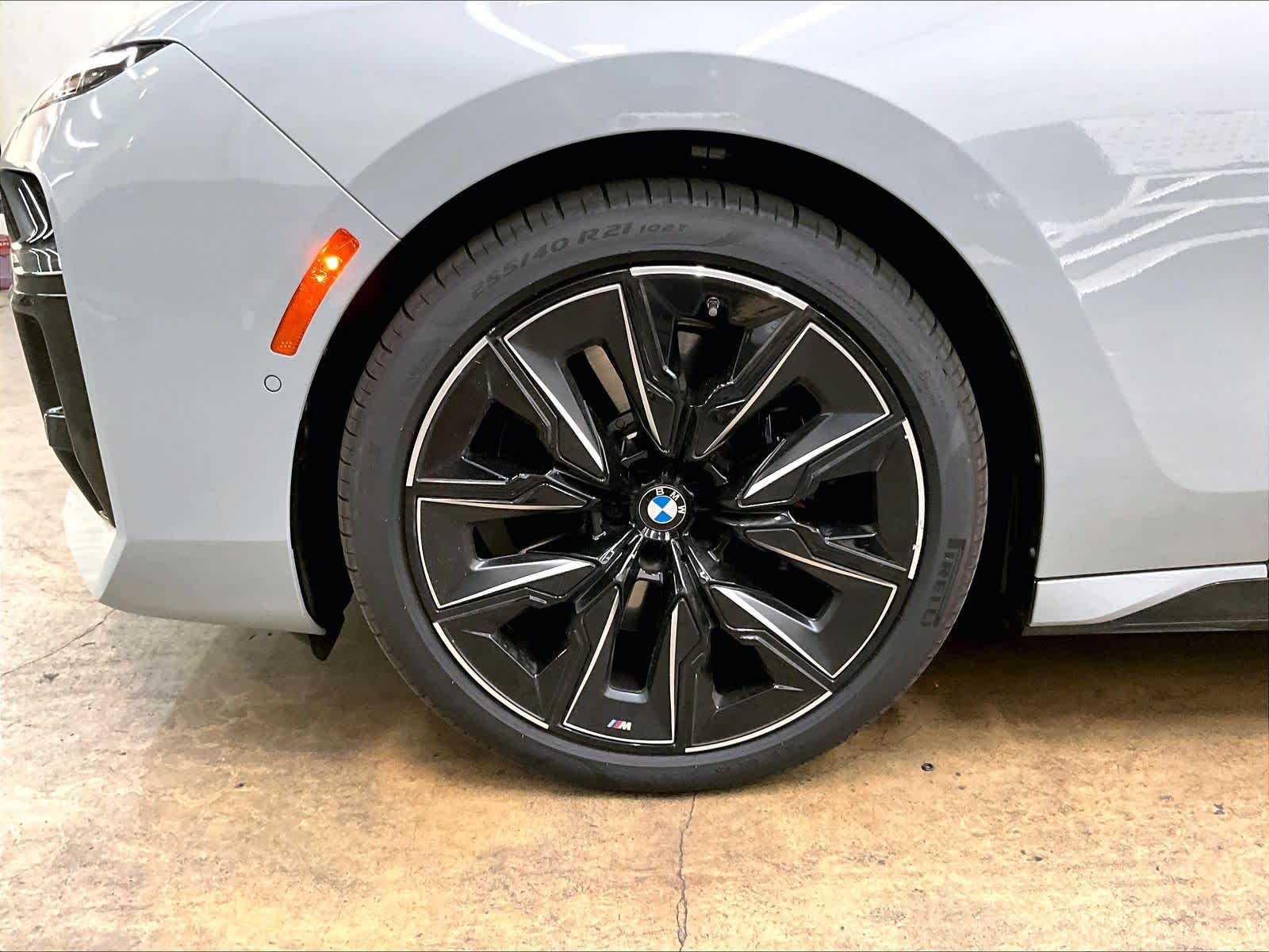 2025 BMW 7 Series 760i - Photo 9