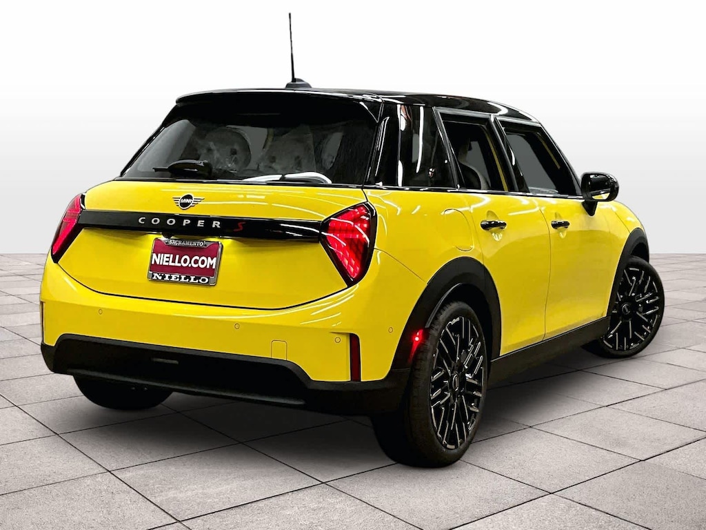 New 2026 MINI 4 Door Signature Plus FWD