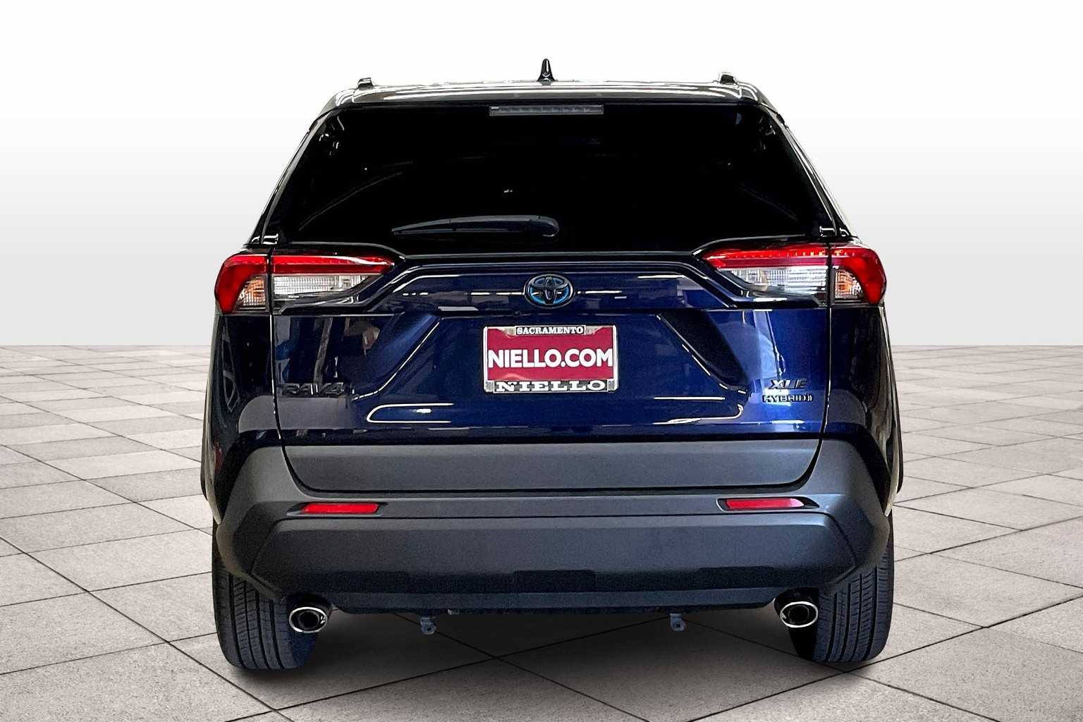 2022 Toyota RAV4 Hybrid XLE Premium photo 4