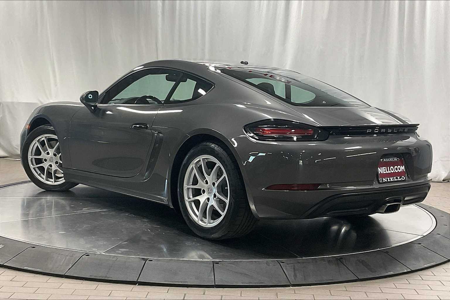 2024 Porsche Cayman photo 3