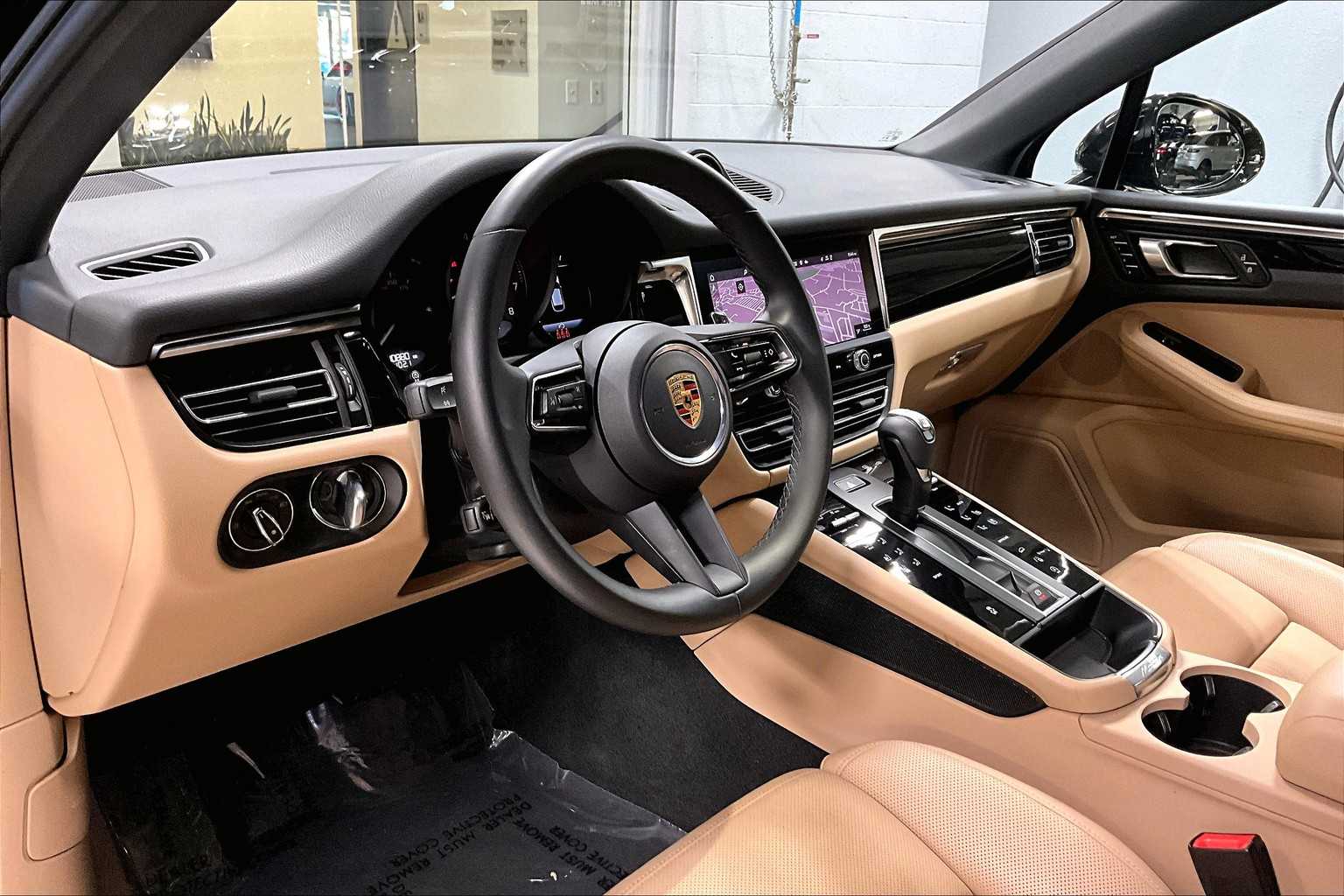 2024 Porsche Macan T photo 3