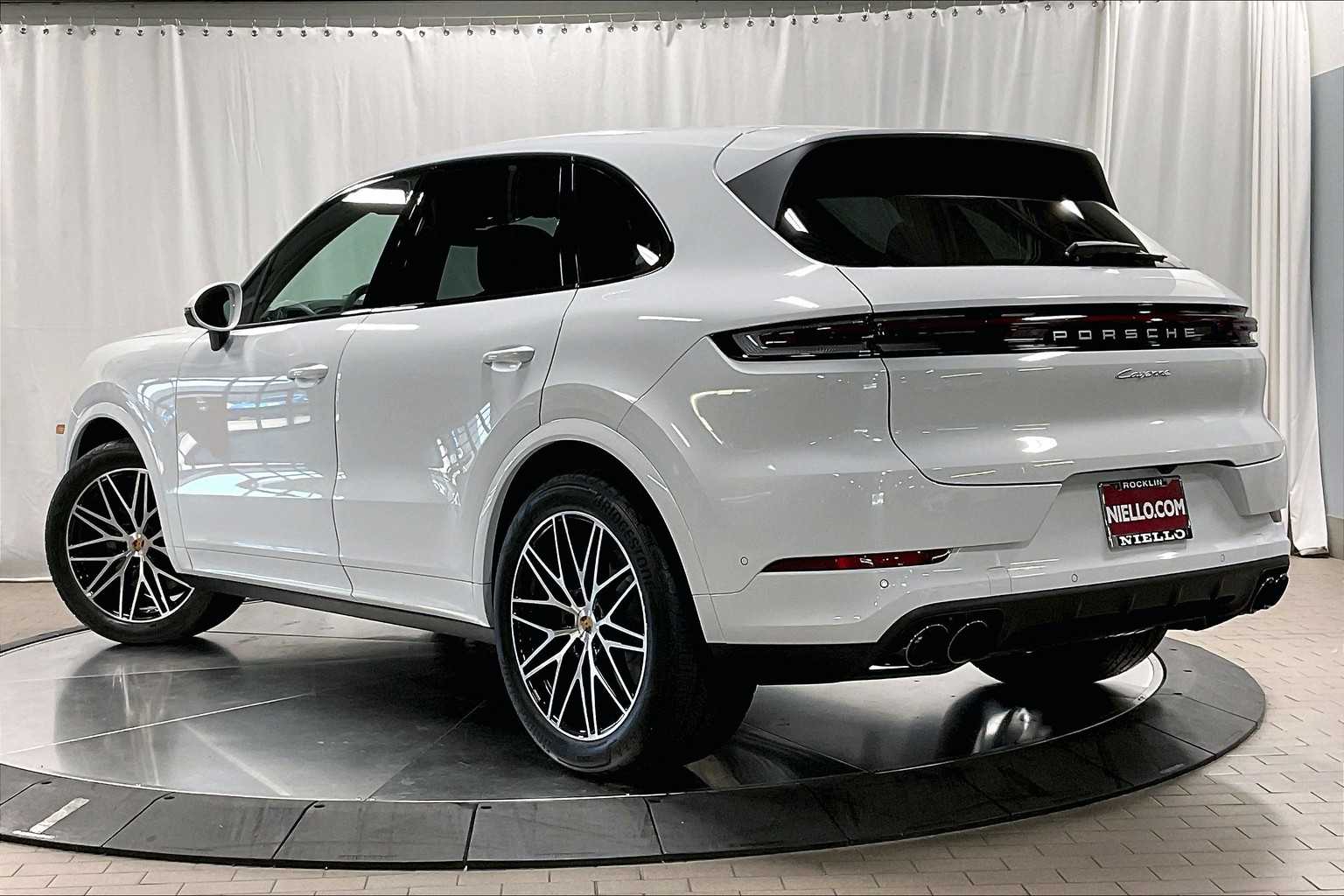 2025 Porsche Cayenne photo 3