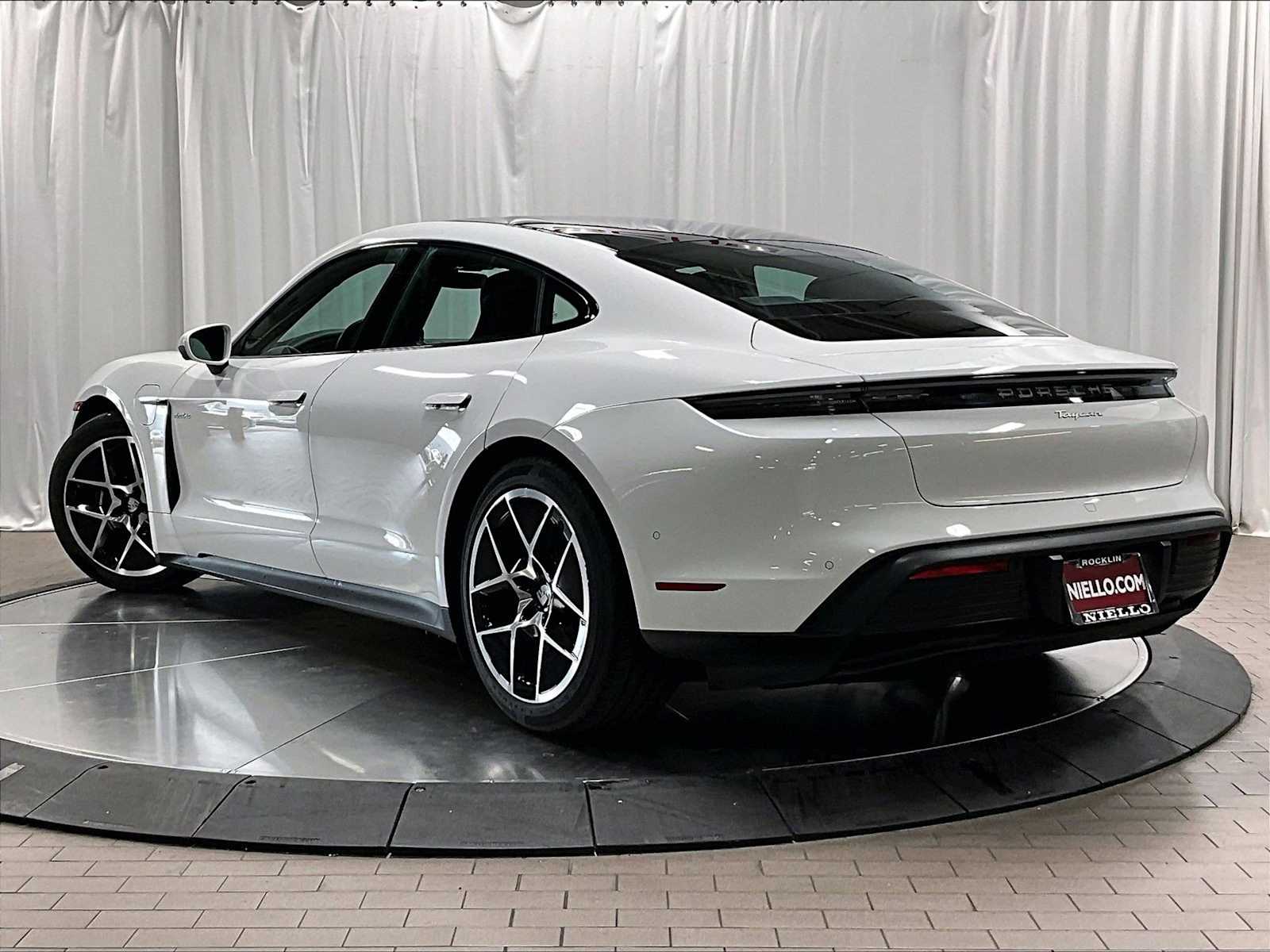 2025 Porsche Taycan photo 3