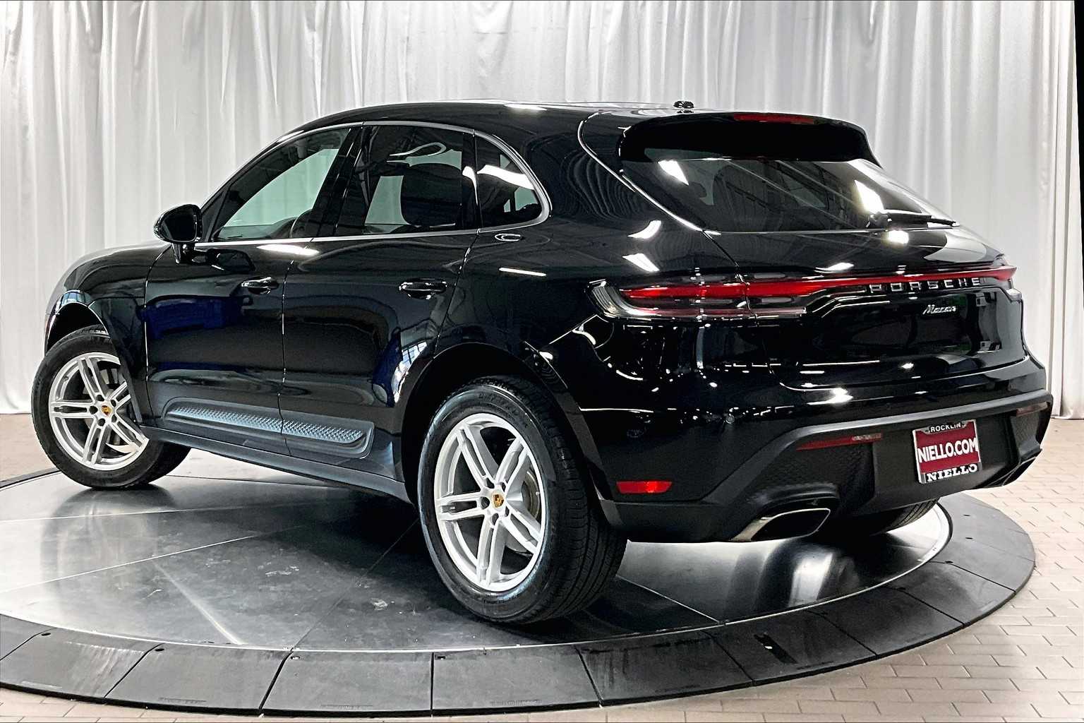2025 Porsche Macan T photo 3