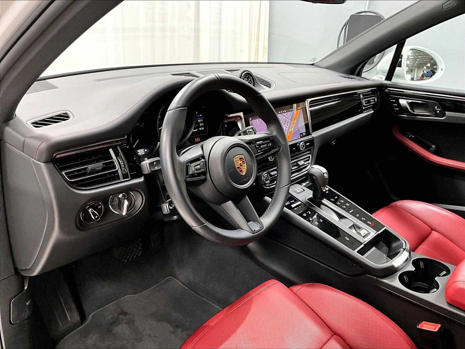2025 Porsche Macan photo 4