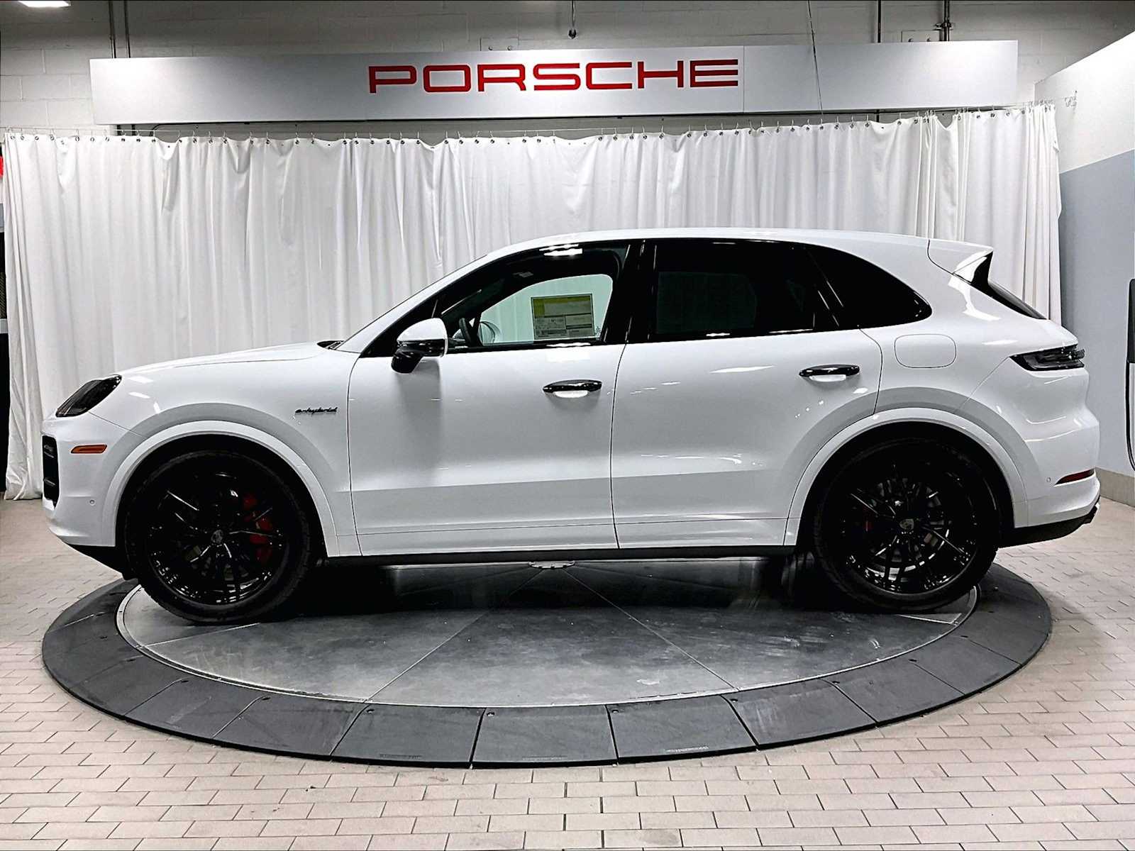 2026 Porsche Cayenne E-Hybrid Turbo photo 2
