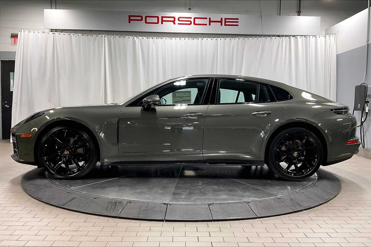 2025 Porsche Panamera 4 photo 2