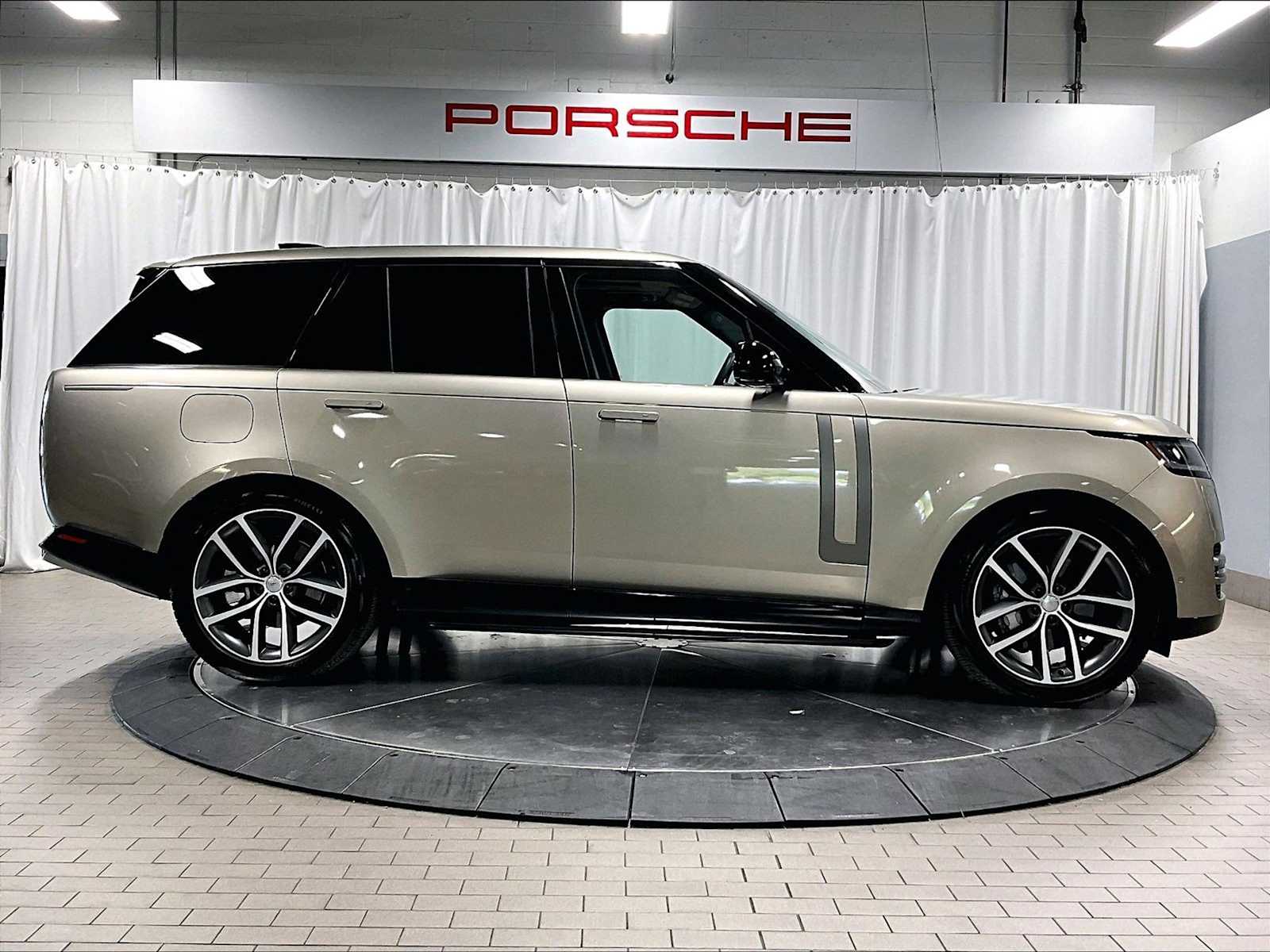 2025 Land Rover Range Rover SE P400 SWB photo 3