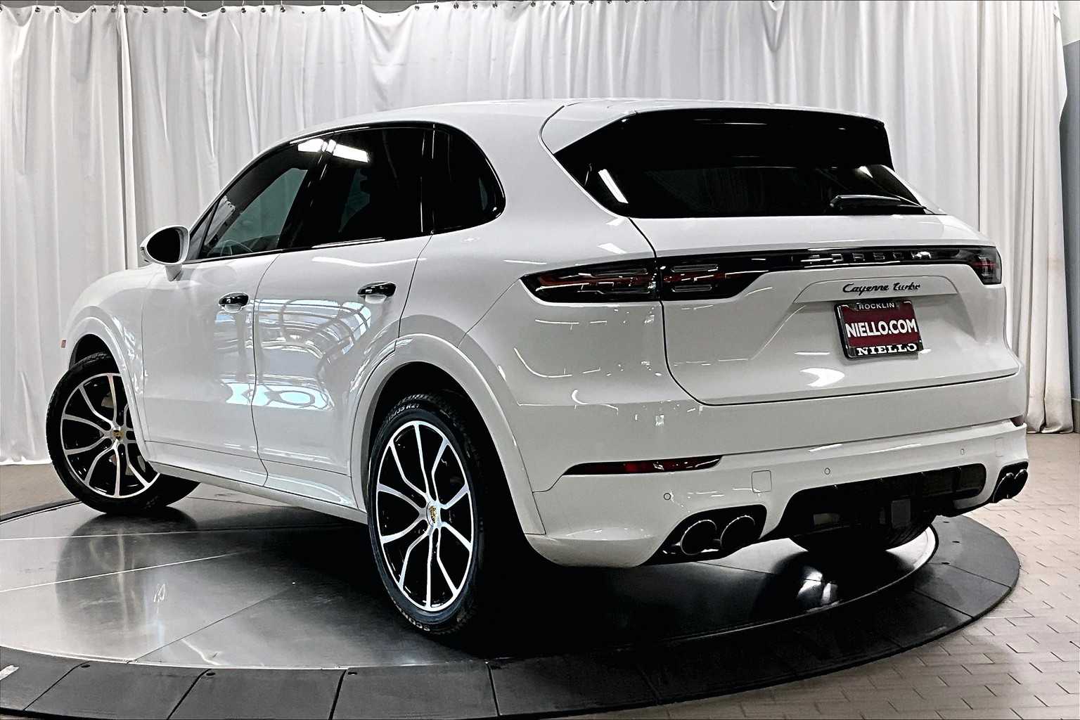 2021 Porsche Cayenne Turbo photo 3