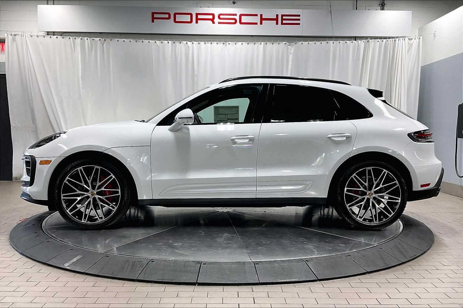 2025 Porsche Macan S photo 2