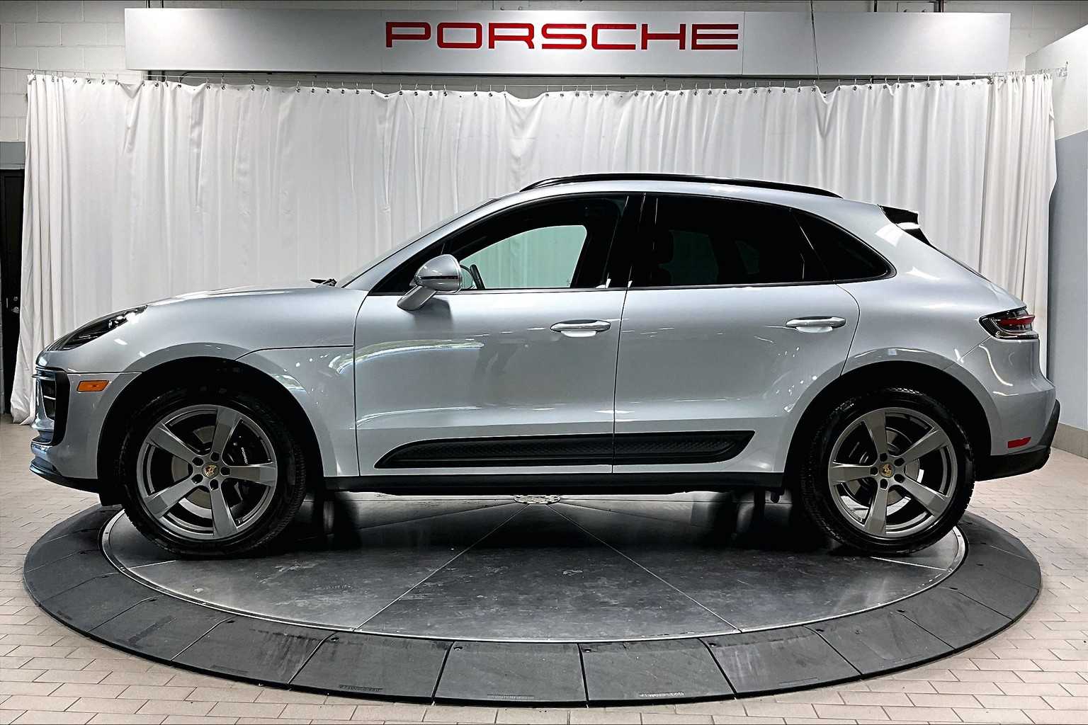 2025 Porsche Macan T photo 2