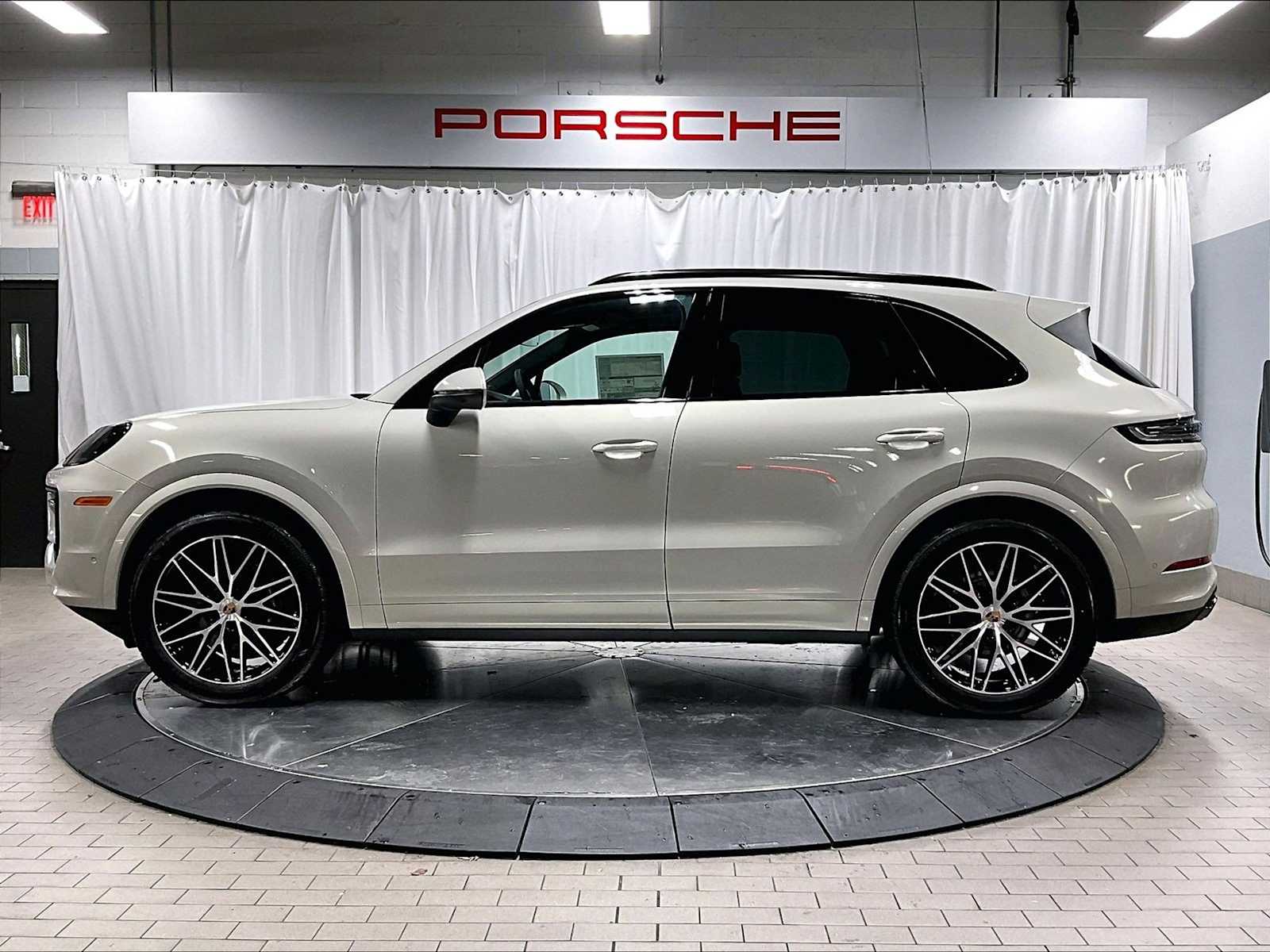 2026 Porsche Cayenne photo 2