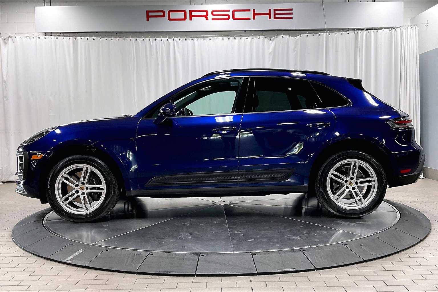 2025 Porsche Macan photo 2