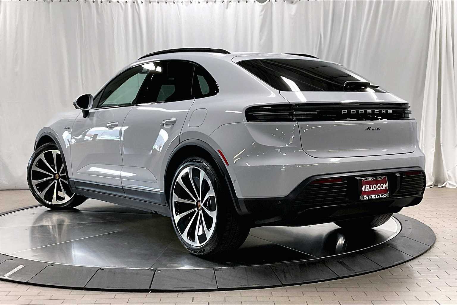 2025 Porsche Macan Electric photo 3