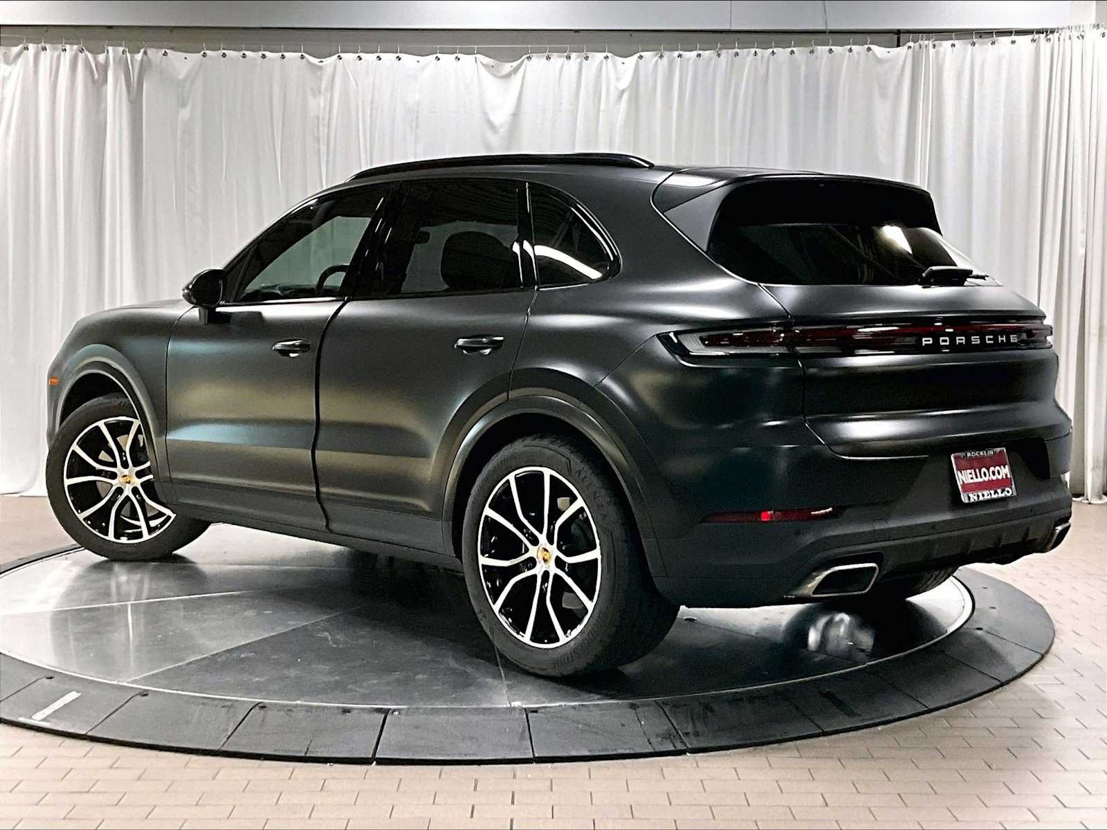 2024 Porsche Cayenne photo 3