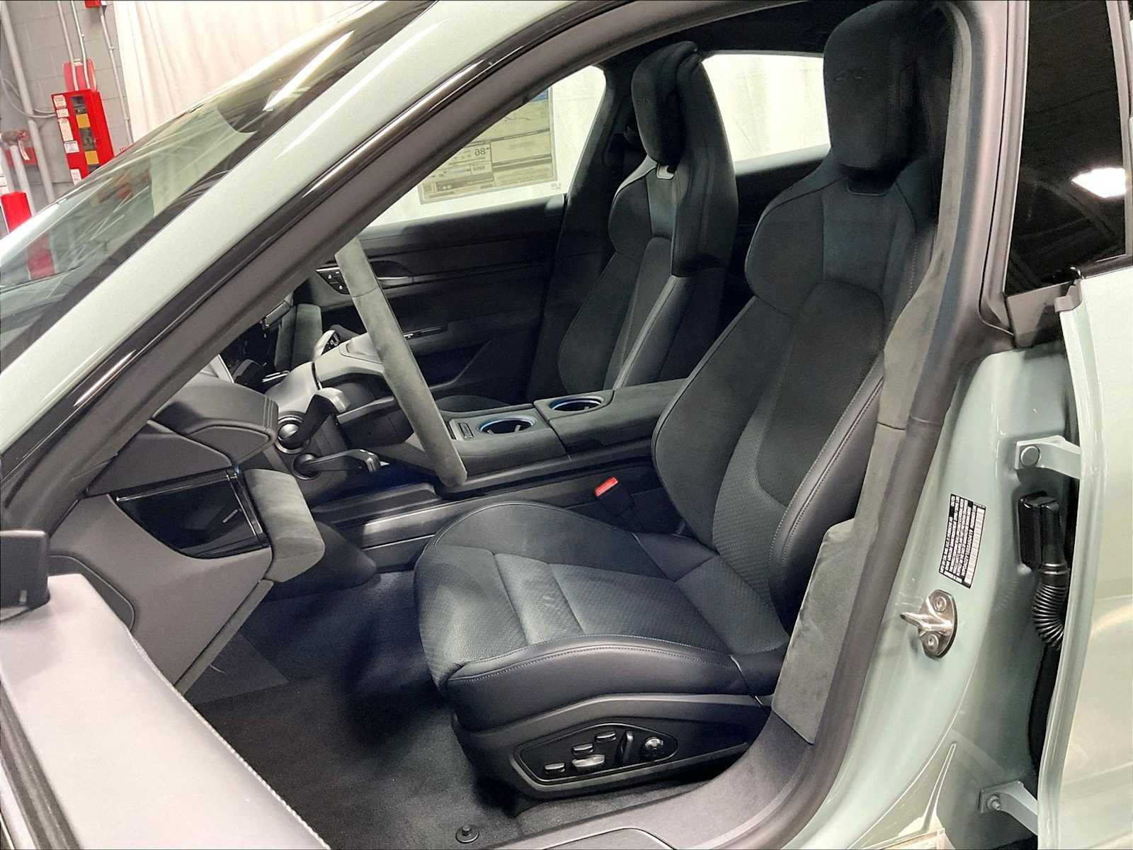 2025 Porsche Taycan GTS AWD photo 4