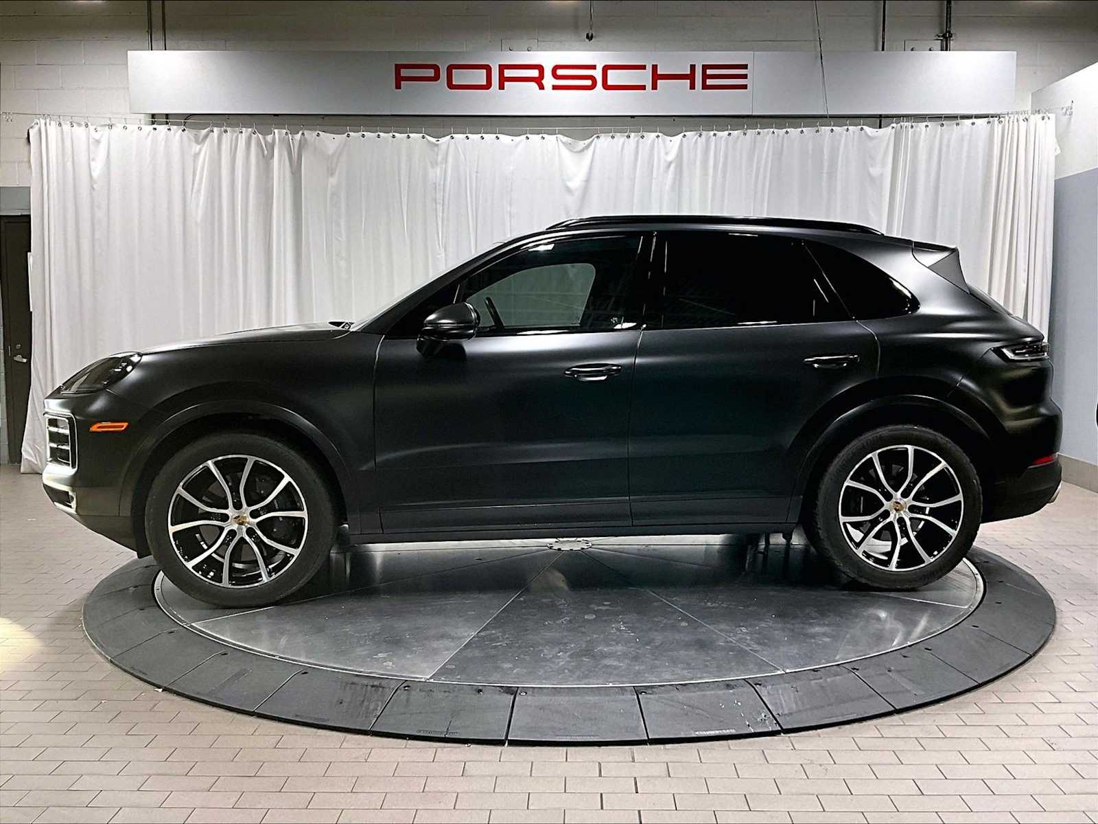 2024 Porsche Cayenne photo 2