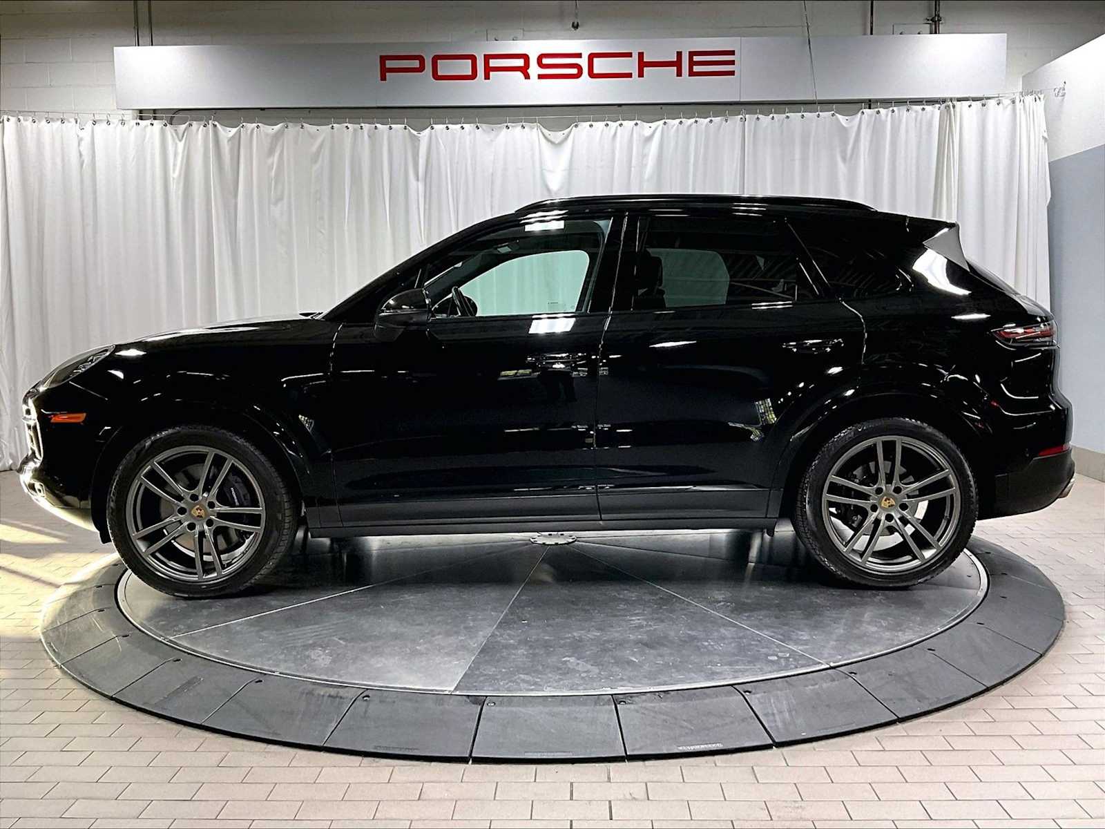 2022 Porsche Cayenne Base photo 2