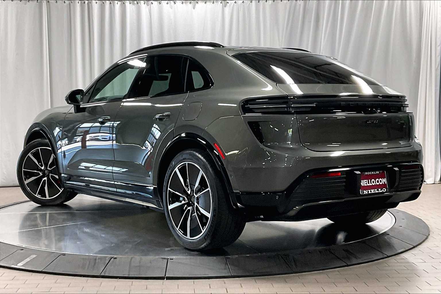 2025 Porsche Macan Electric Turbo photo 3
