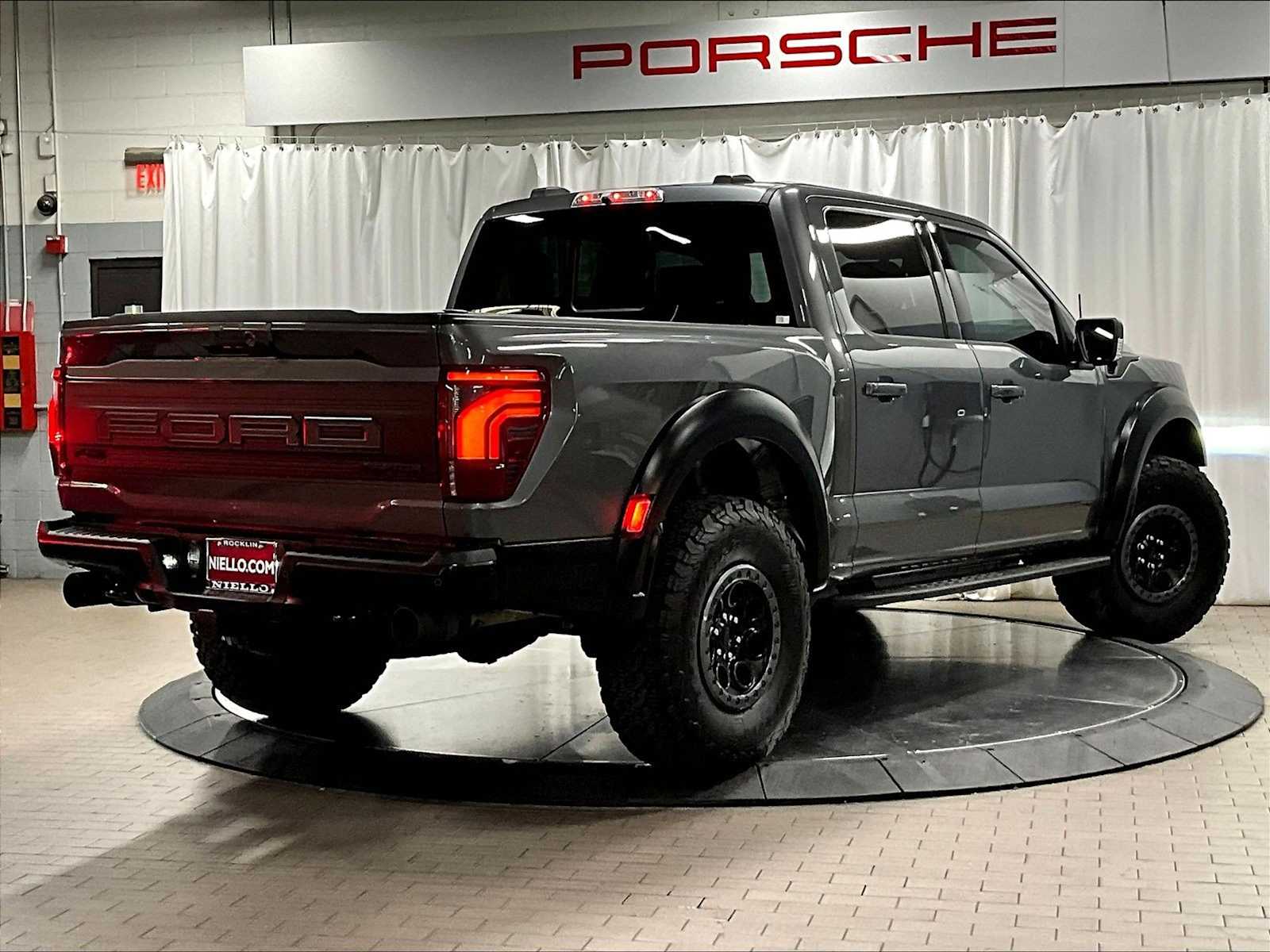 2025 Ford F-150 Raptor 4WD Supercrew 5.5 Box photo 6