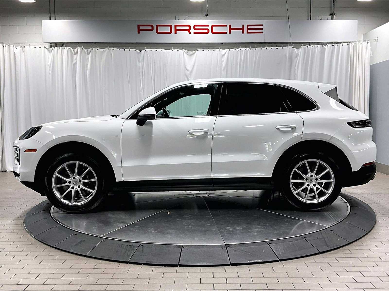 2024 Porsche Cayenne photo 2