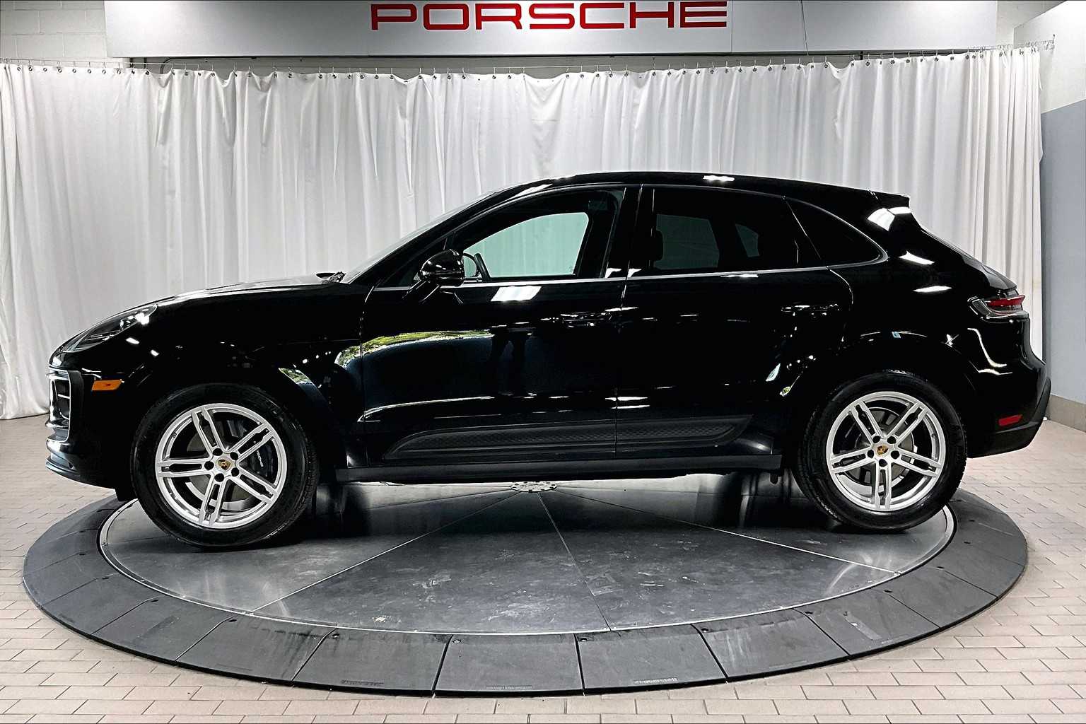 2025 Porsche Macan T photo 2