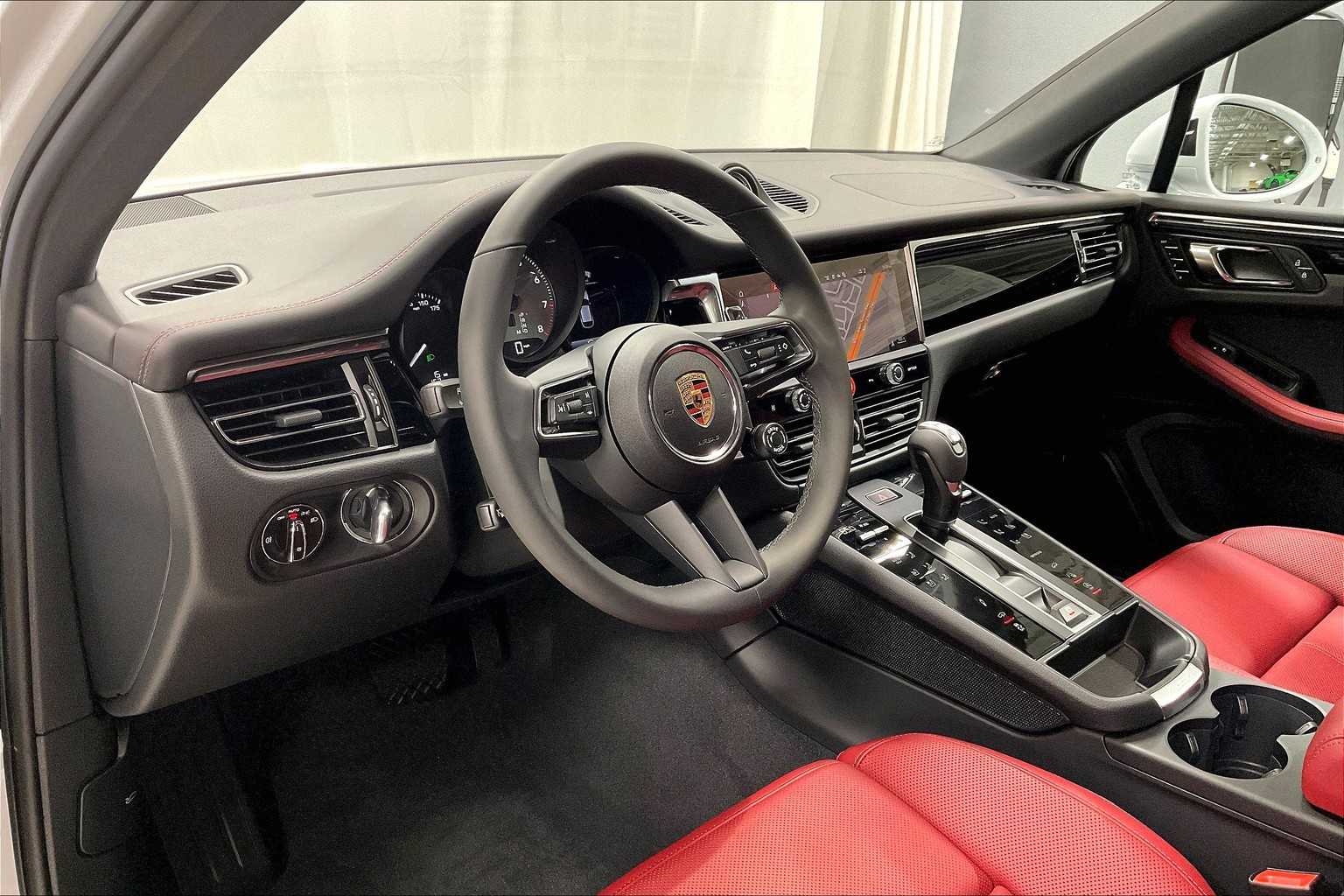 2025 Porsche Macan S photo 4