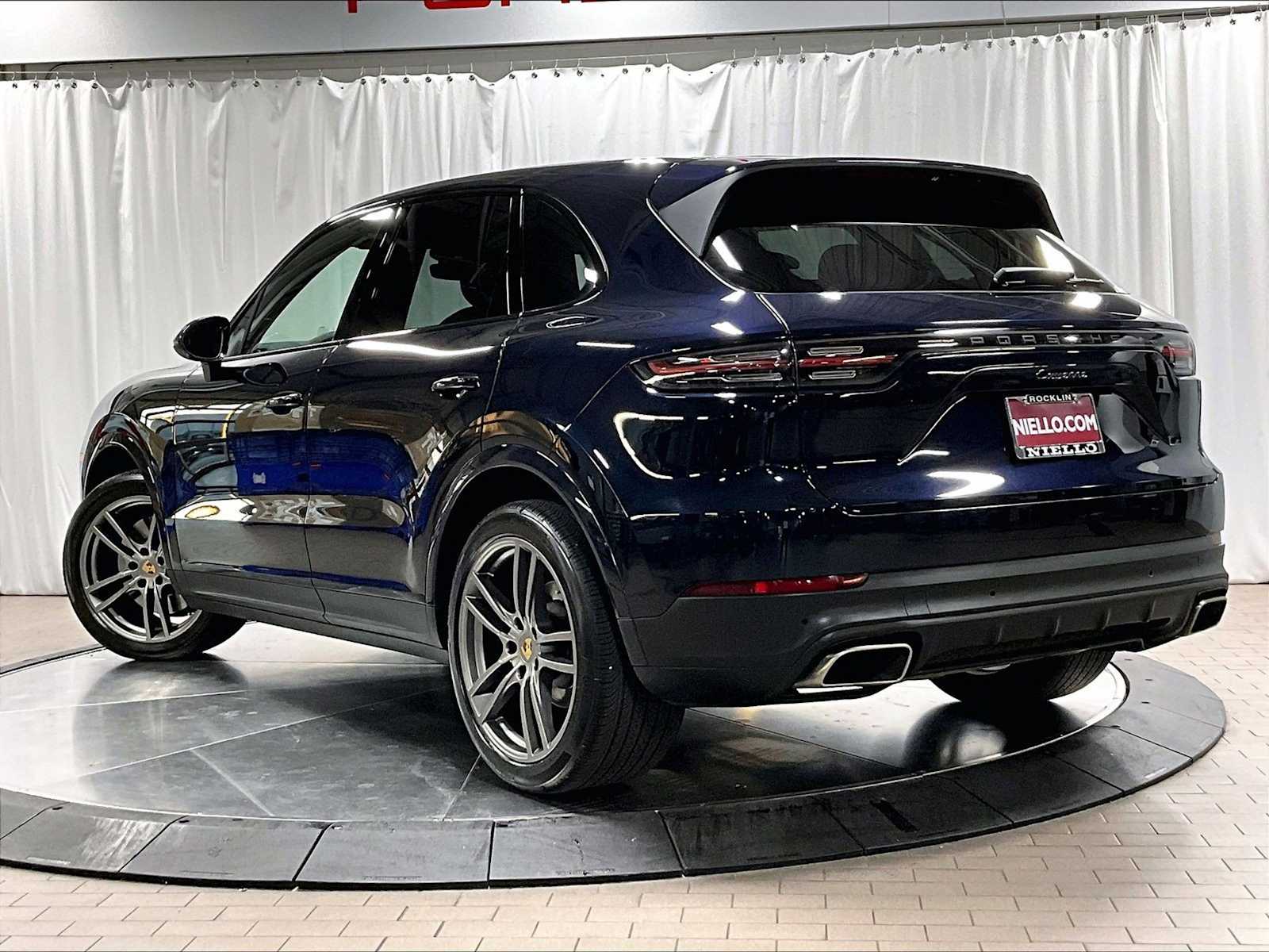 2023 Porsche Cayenne Platinum Edition photo 3