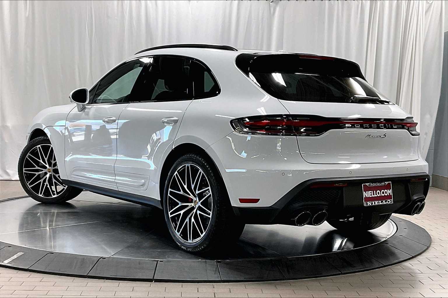 2025 Porsche Macan S photo 3