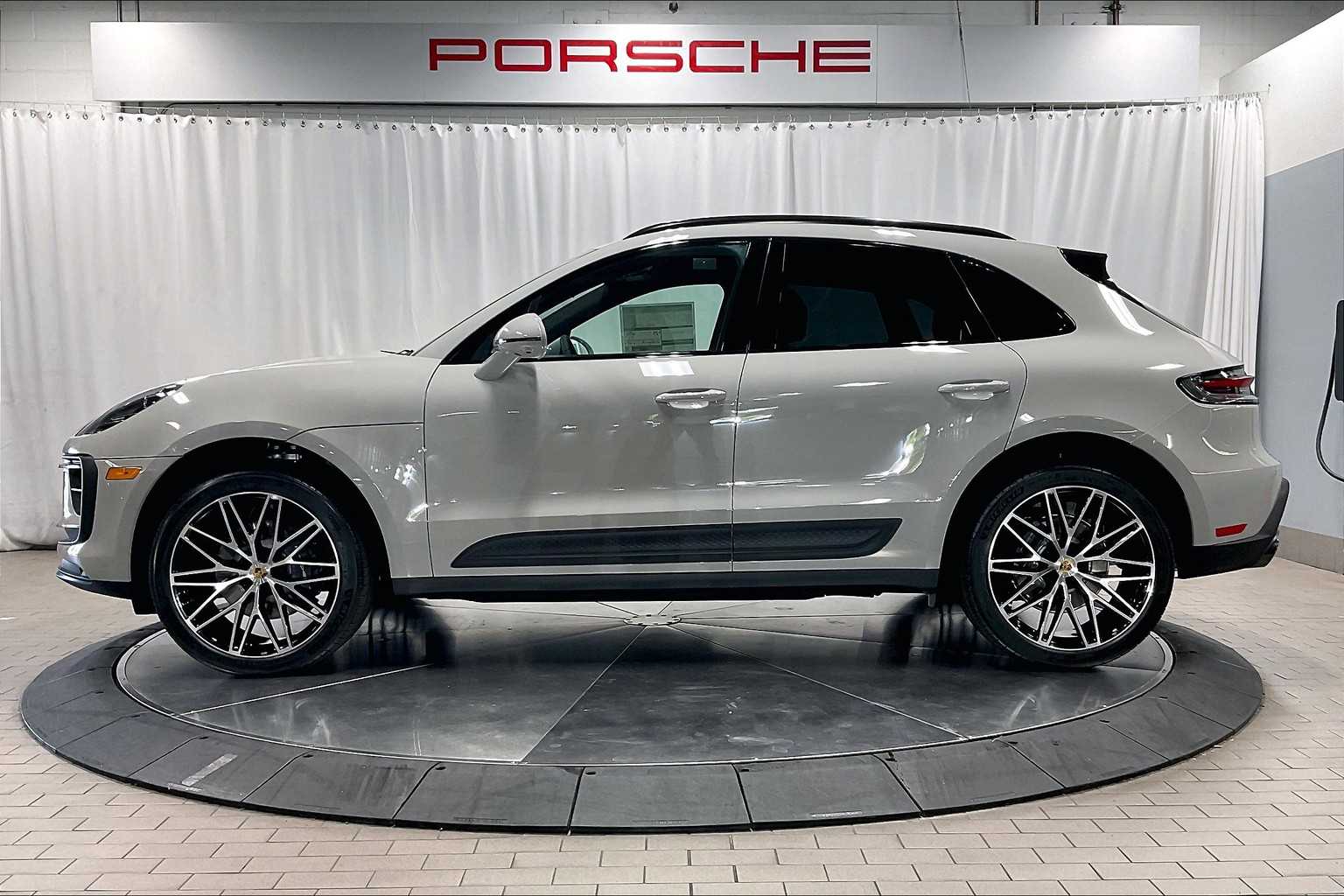 2025 Porsche Macan T photo 2