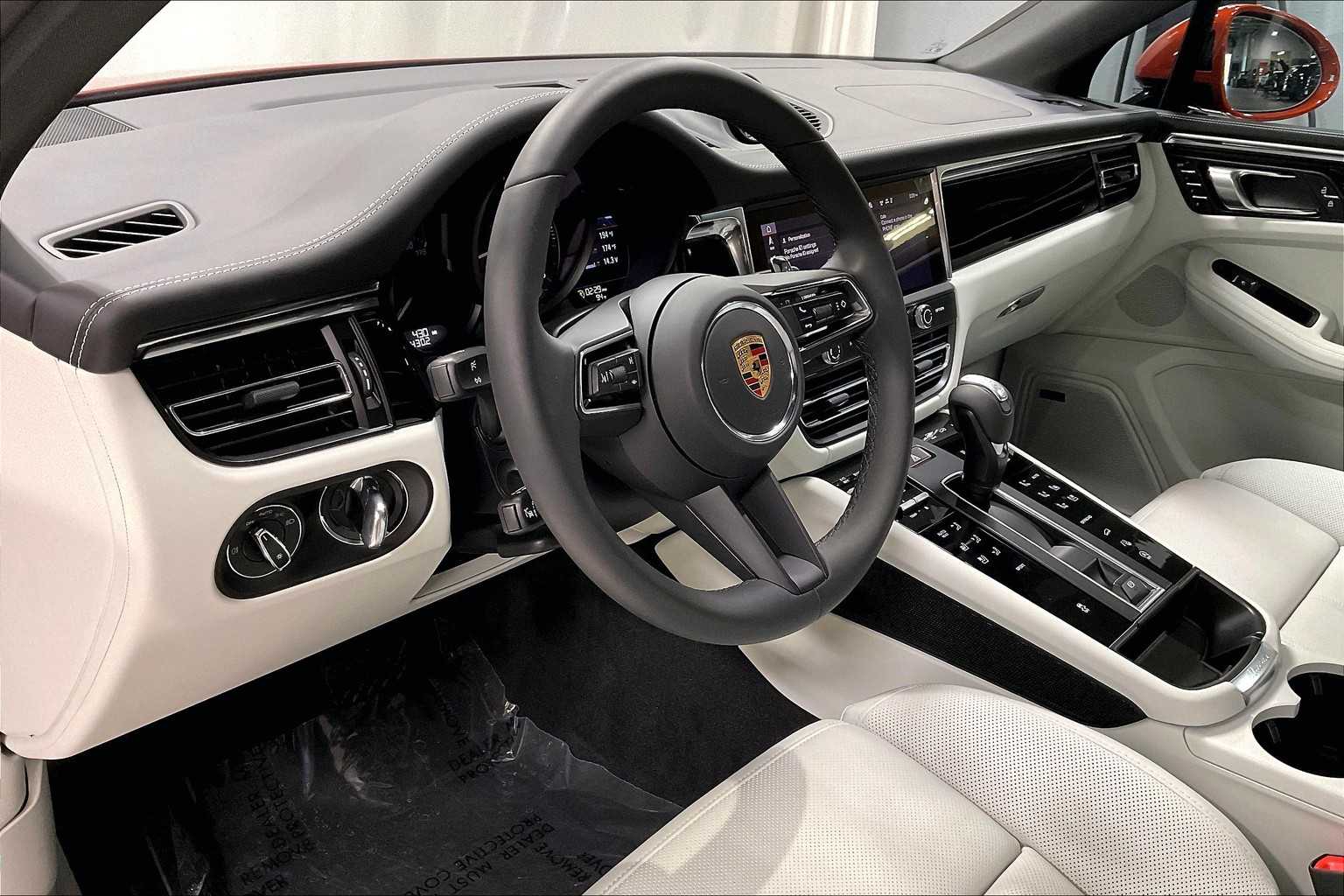 2025 Porsche Macan S photo 4