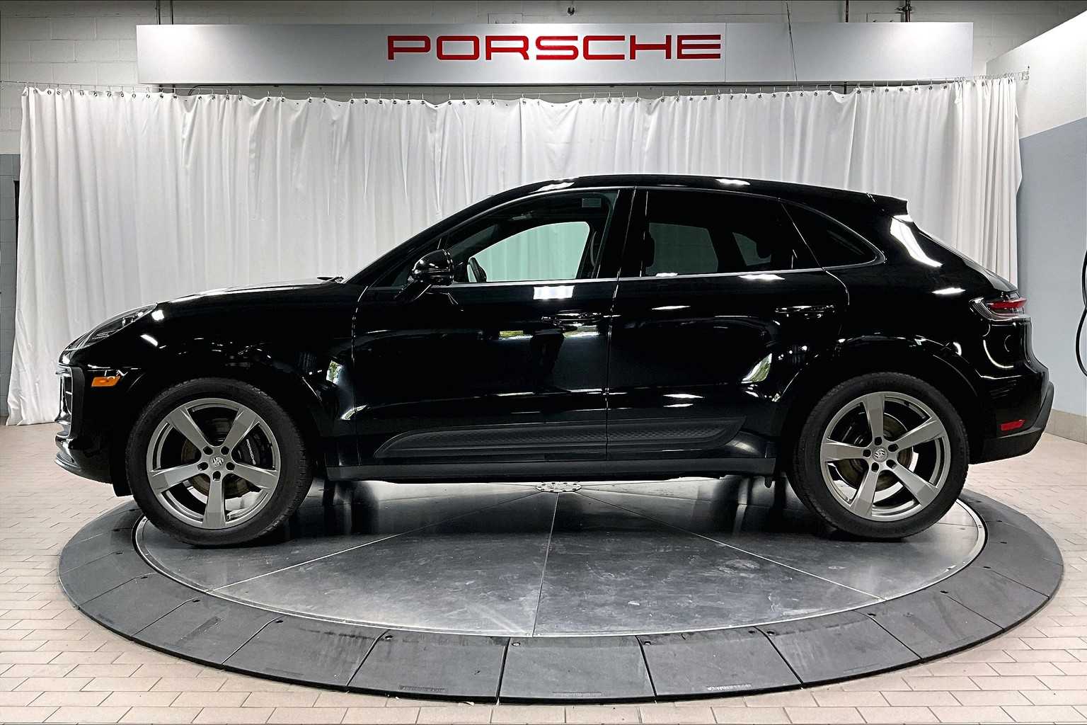 2024 Porsche Macan T photo 2