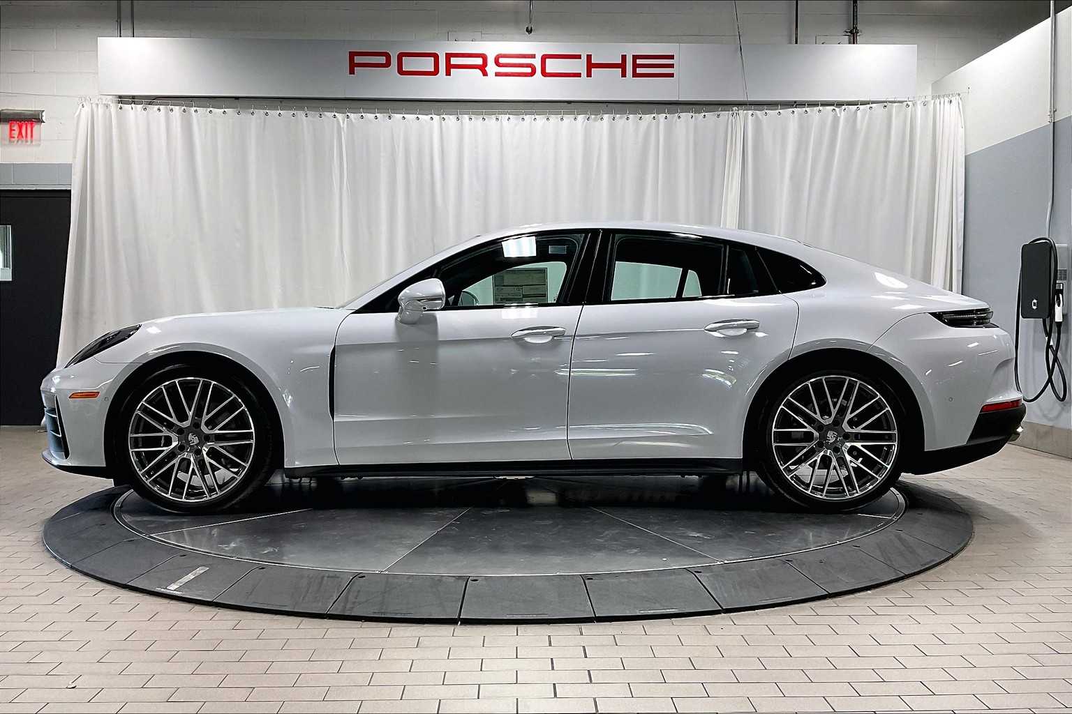 2025 Porsche Panamera 4 photo 2