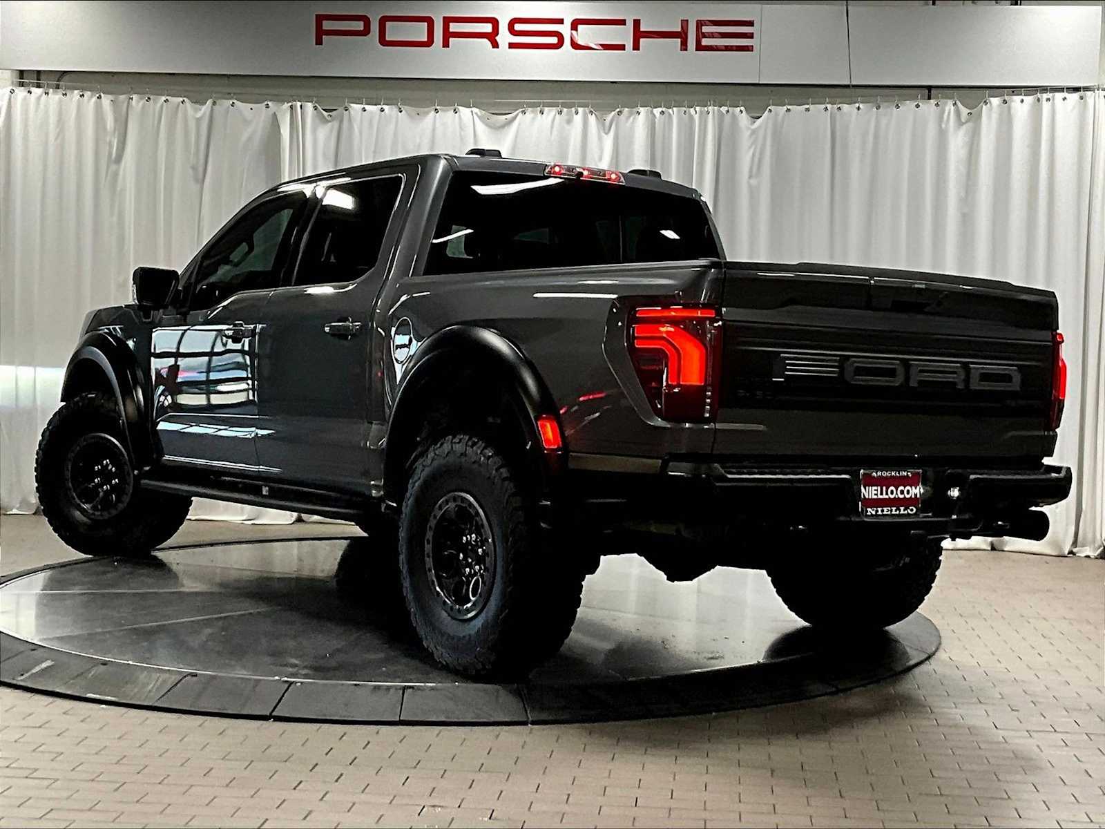 2025 Ford F-150 Raptor 4WD Supercrew 5.5 Box photo 2