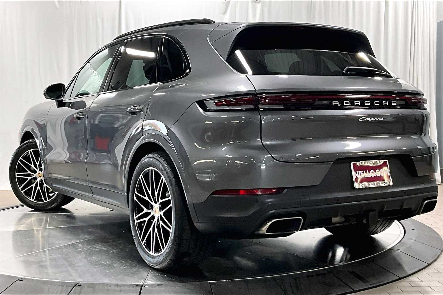 2024 Porsche Cayenne photo 3