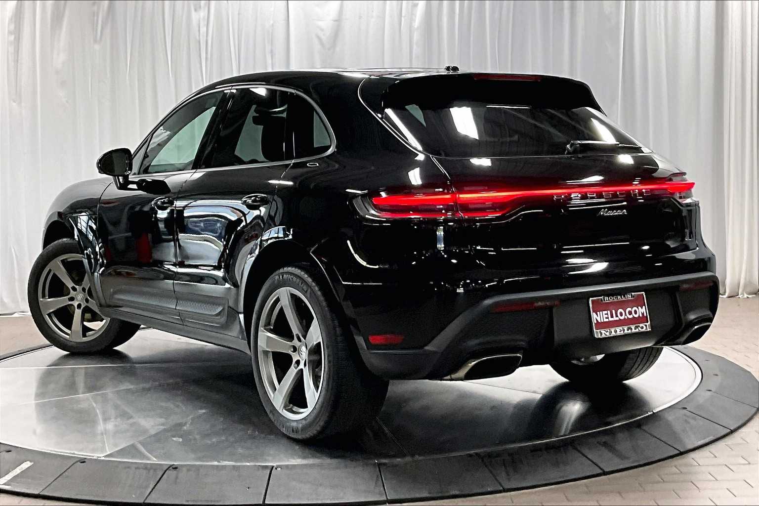 2024 Porsche Macan T photo 3