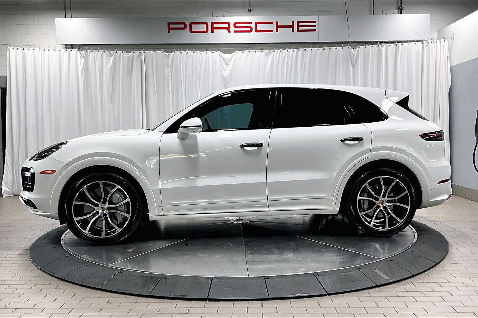 2021 Porsche Cayenne Turbo photo 2