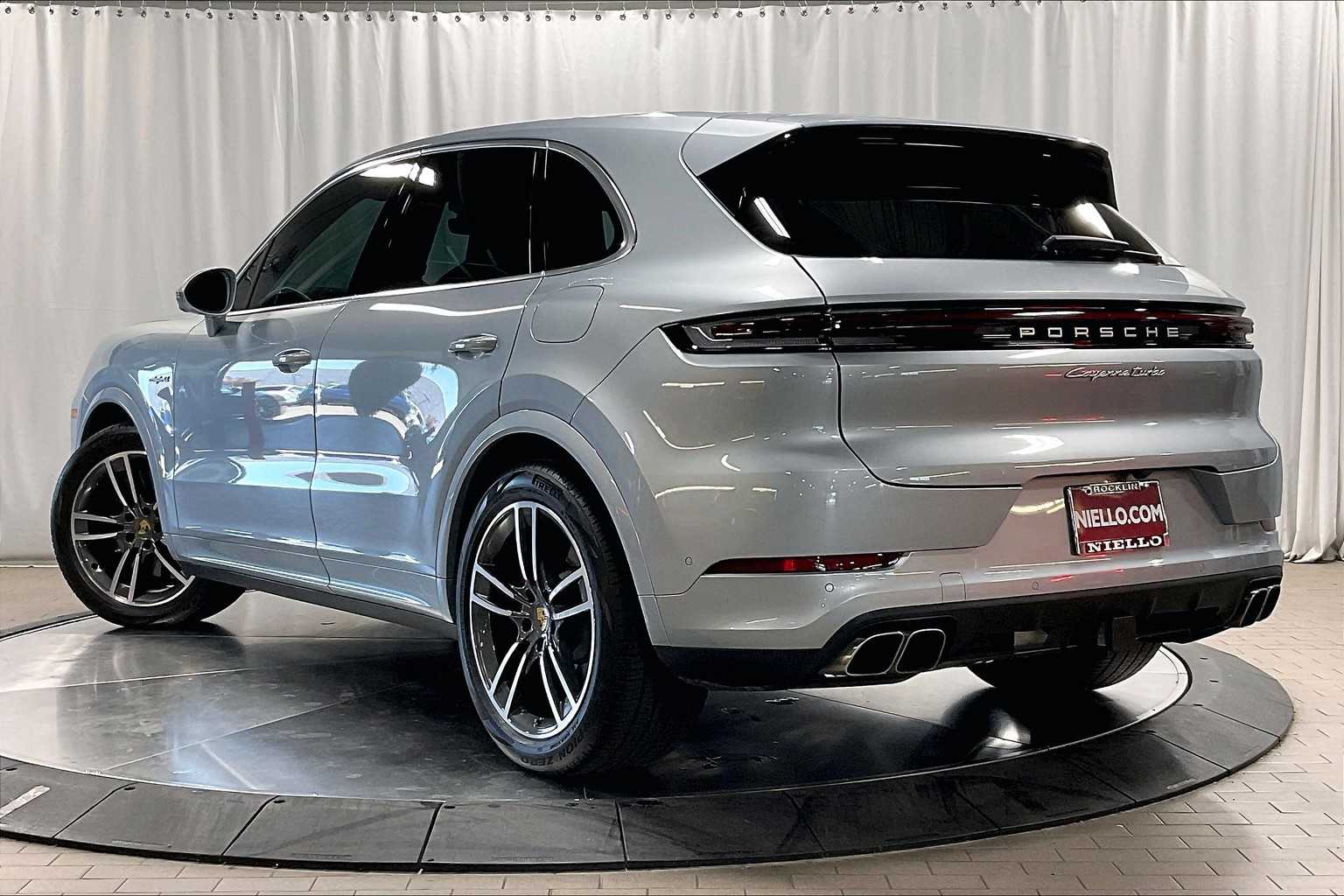 2024 Porsche Cayenne Turbo E-Hybrid photo 3