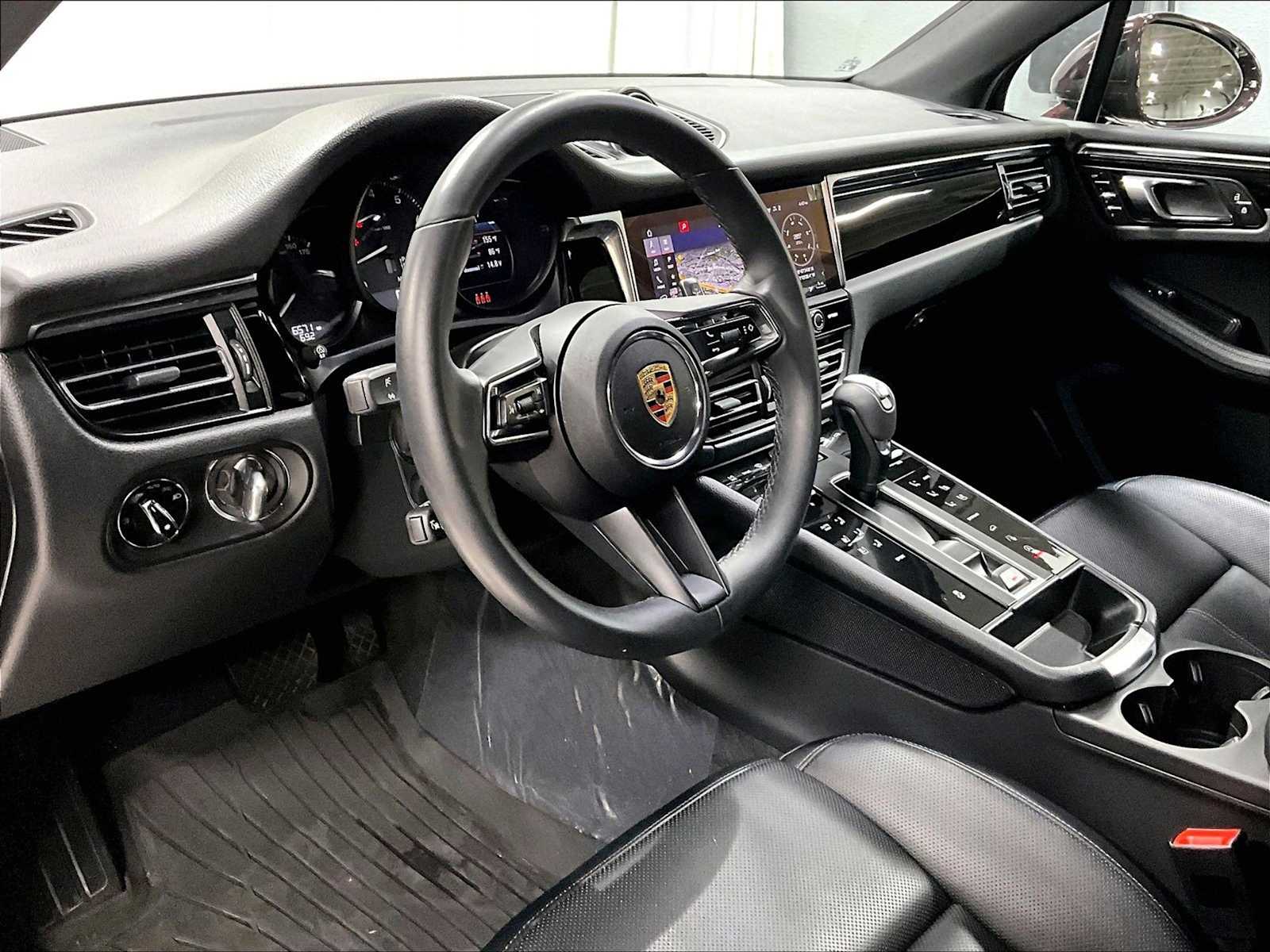 2025 Porsche Macan T photo 4