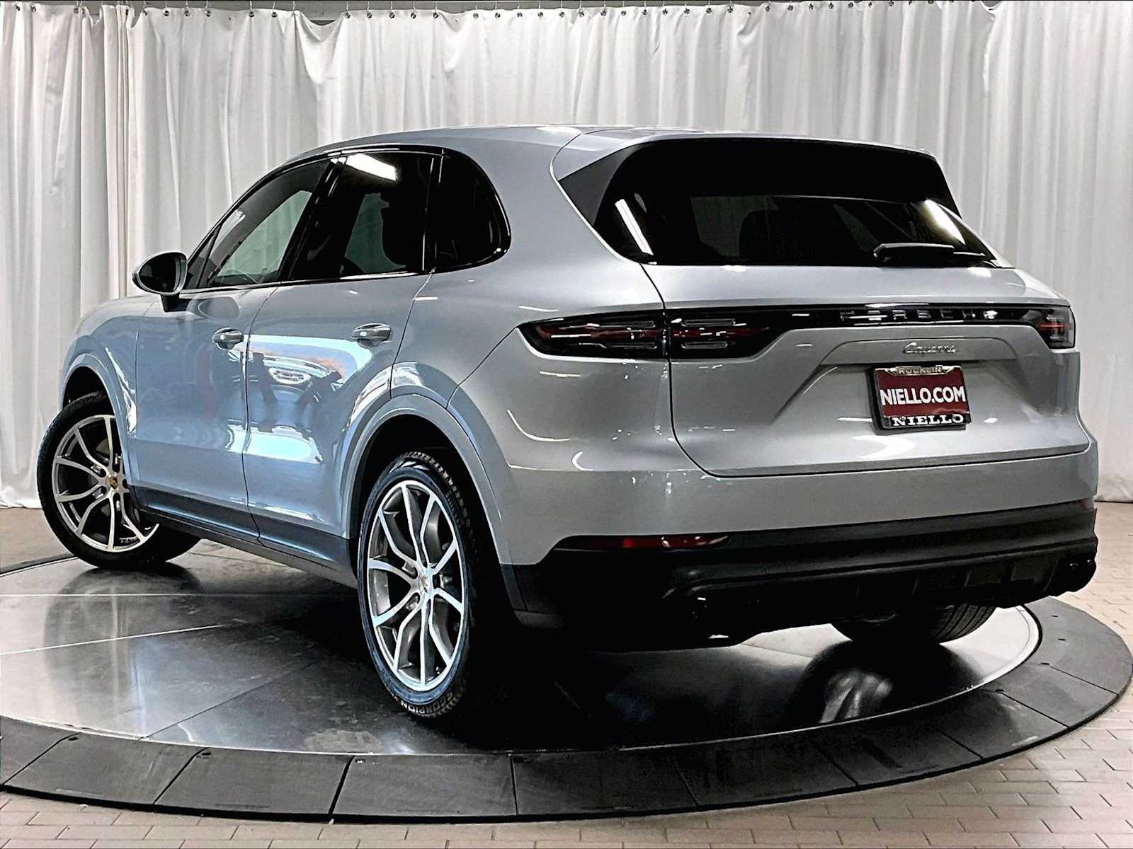 2023 Porsche Cayenne Platinum Edition photo 3