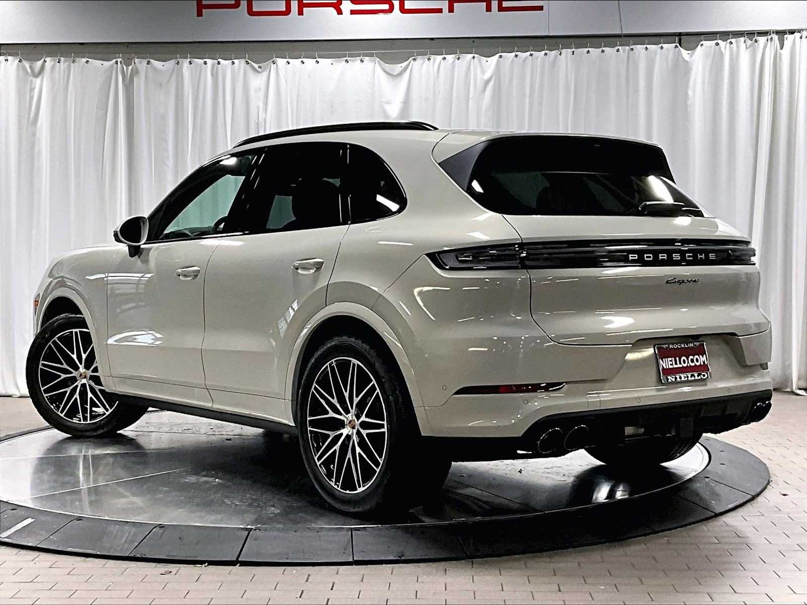 2026 Porsche Cayenne photo 3