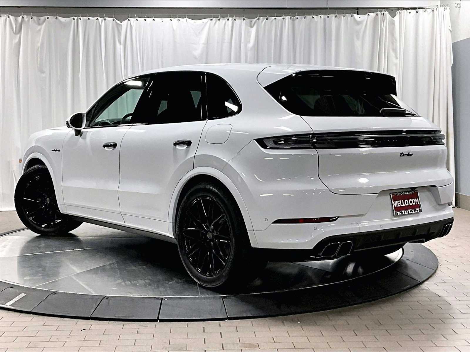 2026 Porsche Cayenne E-Hybrid Turbo photo 3