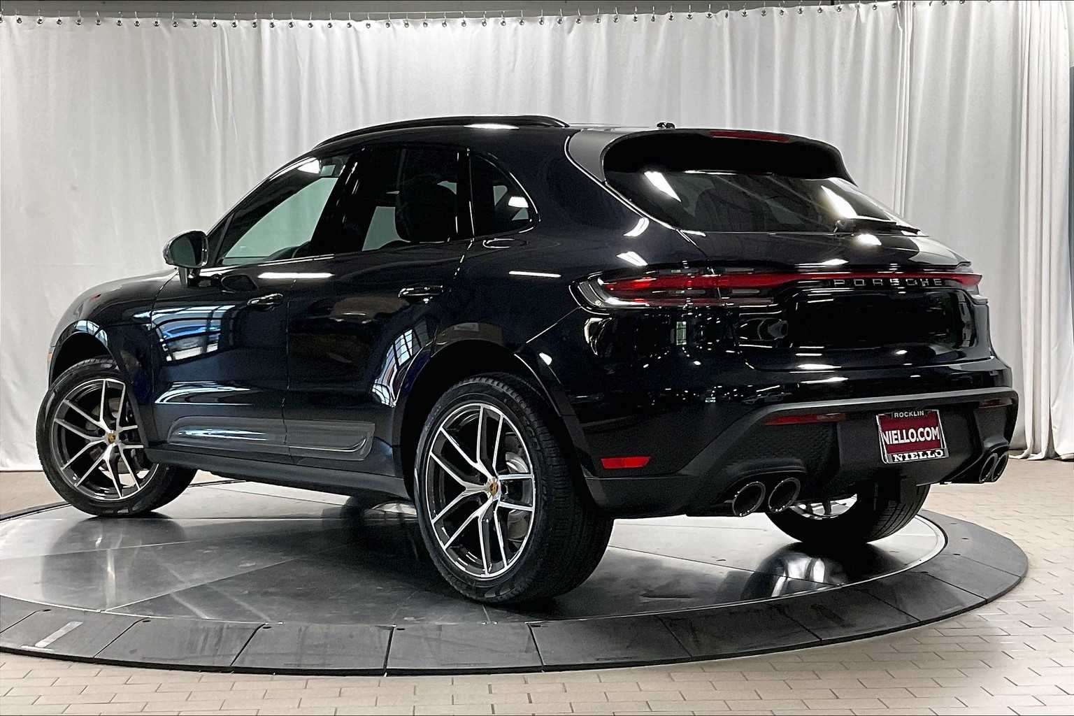 2025 Porsche Macan T photo 3