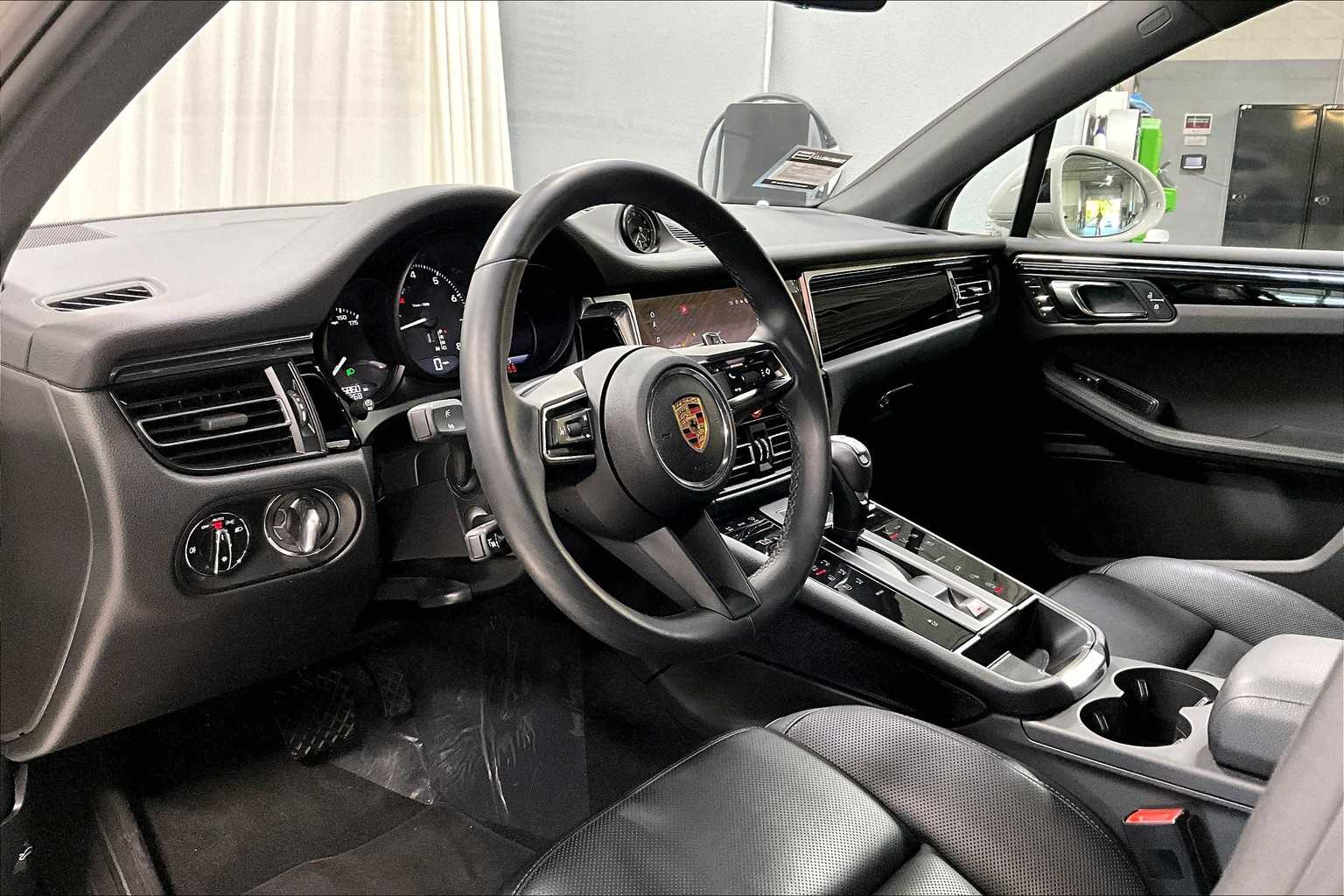 2025 Porsche Macan T photo 3