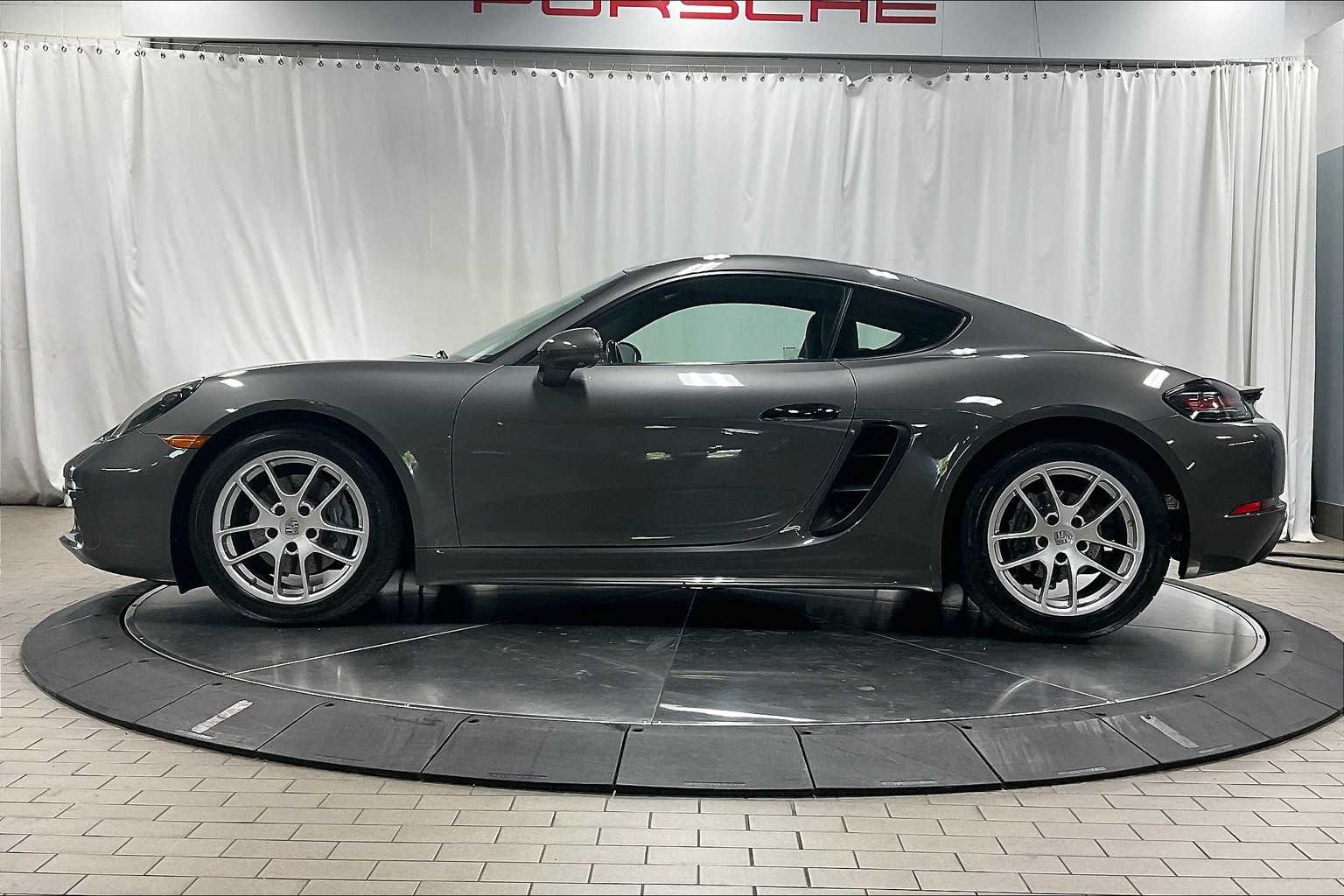 2024 Porsche Cayman photo 2
