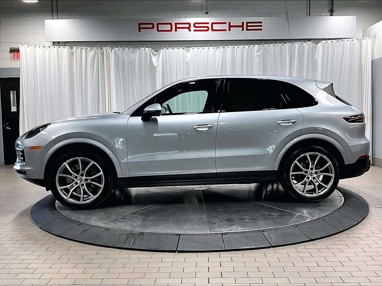 2023 Porsche Cayenne Platinum Edition photo 2