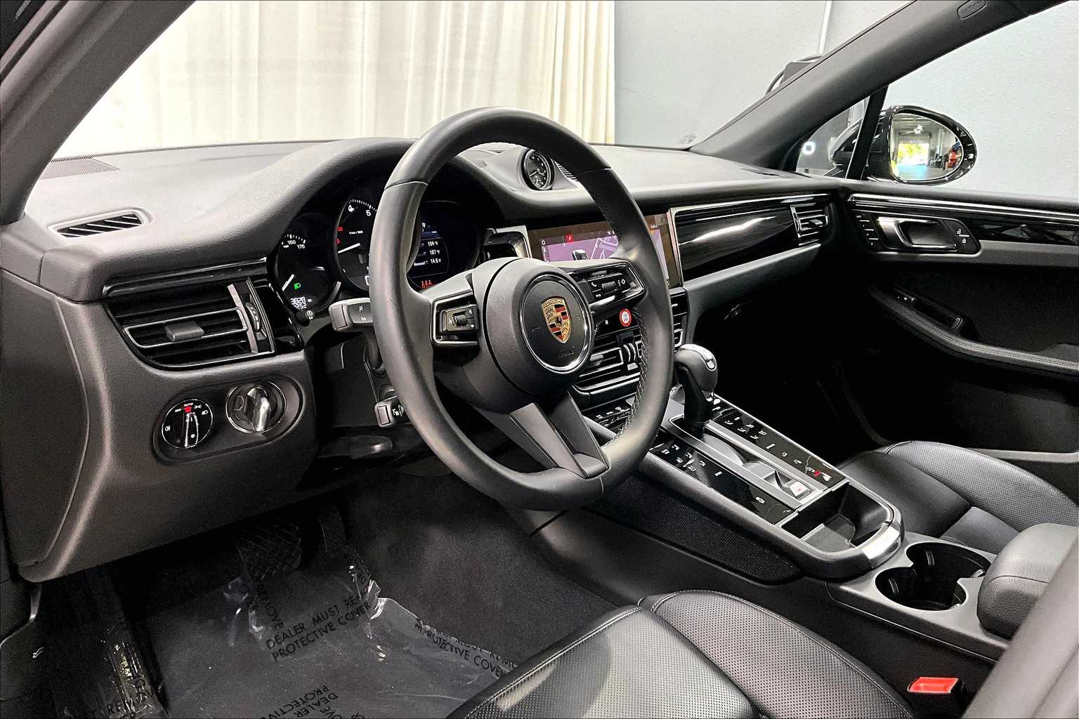 2025 Porsche Macan T photo 4