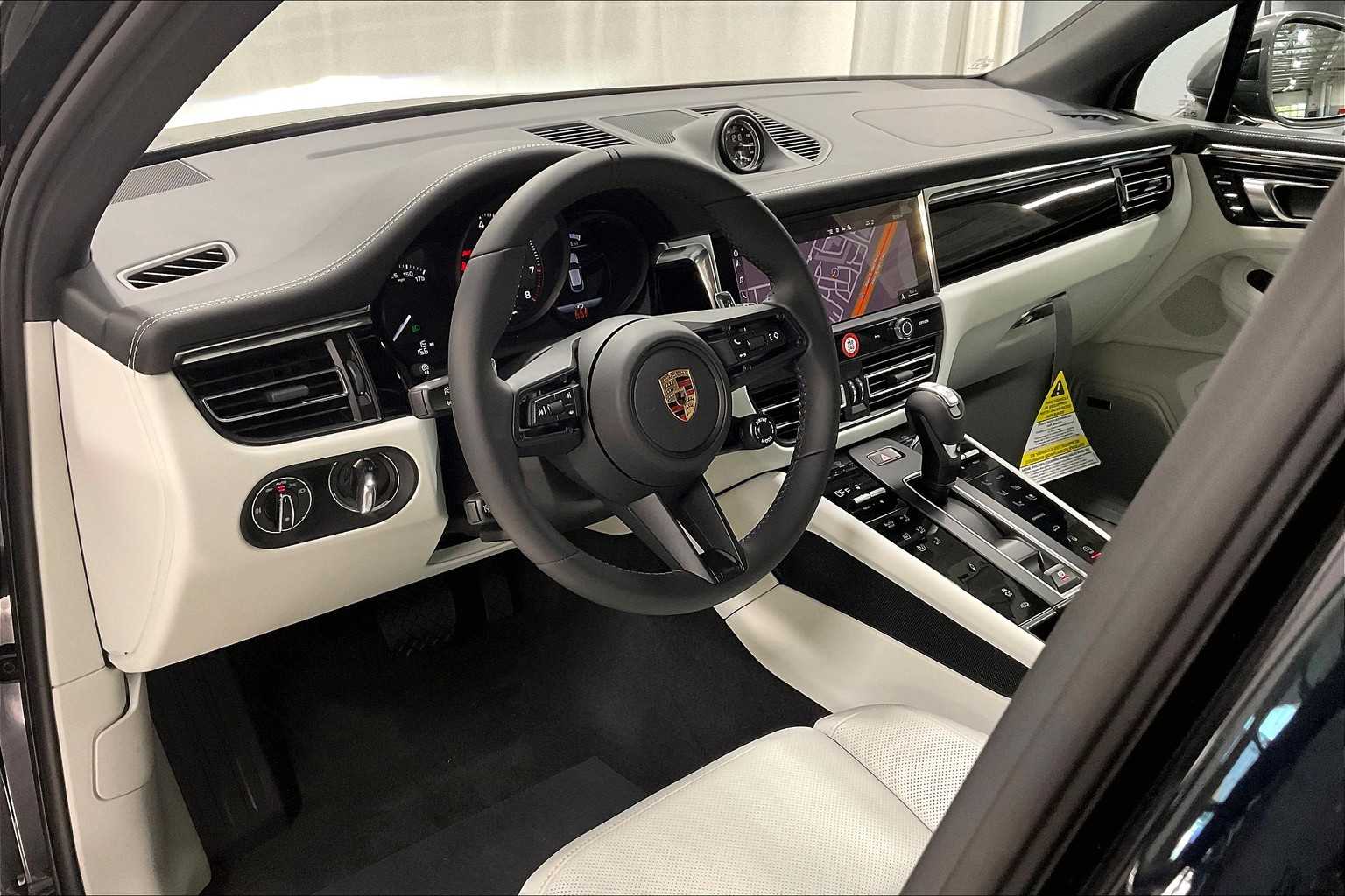 2025 Porsche Macan T photo 4