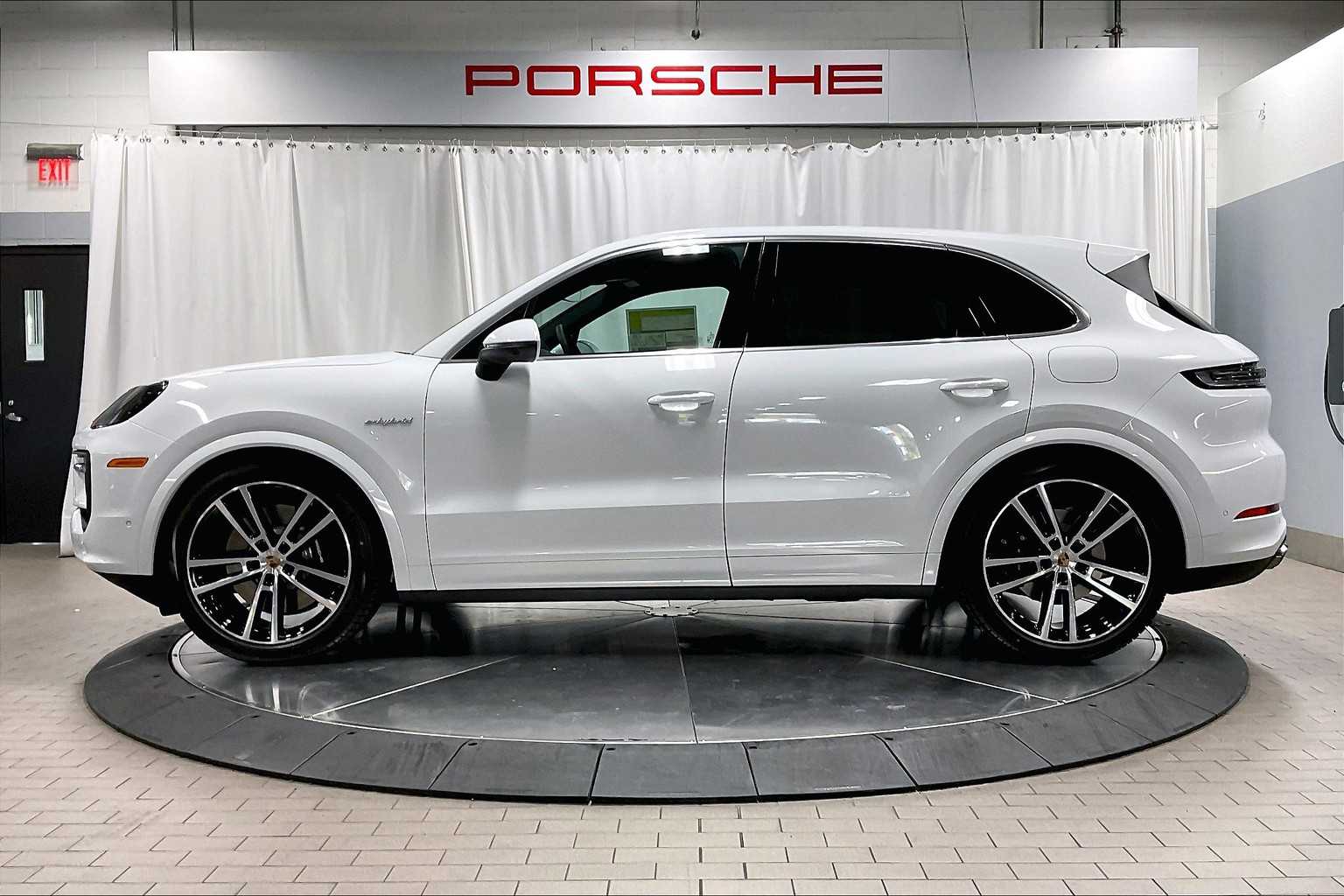 2025 Porsche Cayenne E-Hybrid photo 2