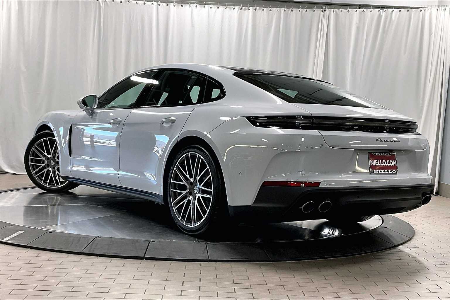 2025 Porsche Panamera 4 photo 3
